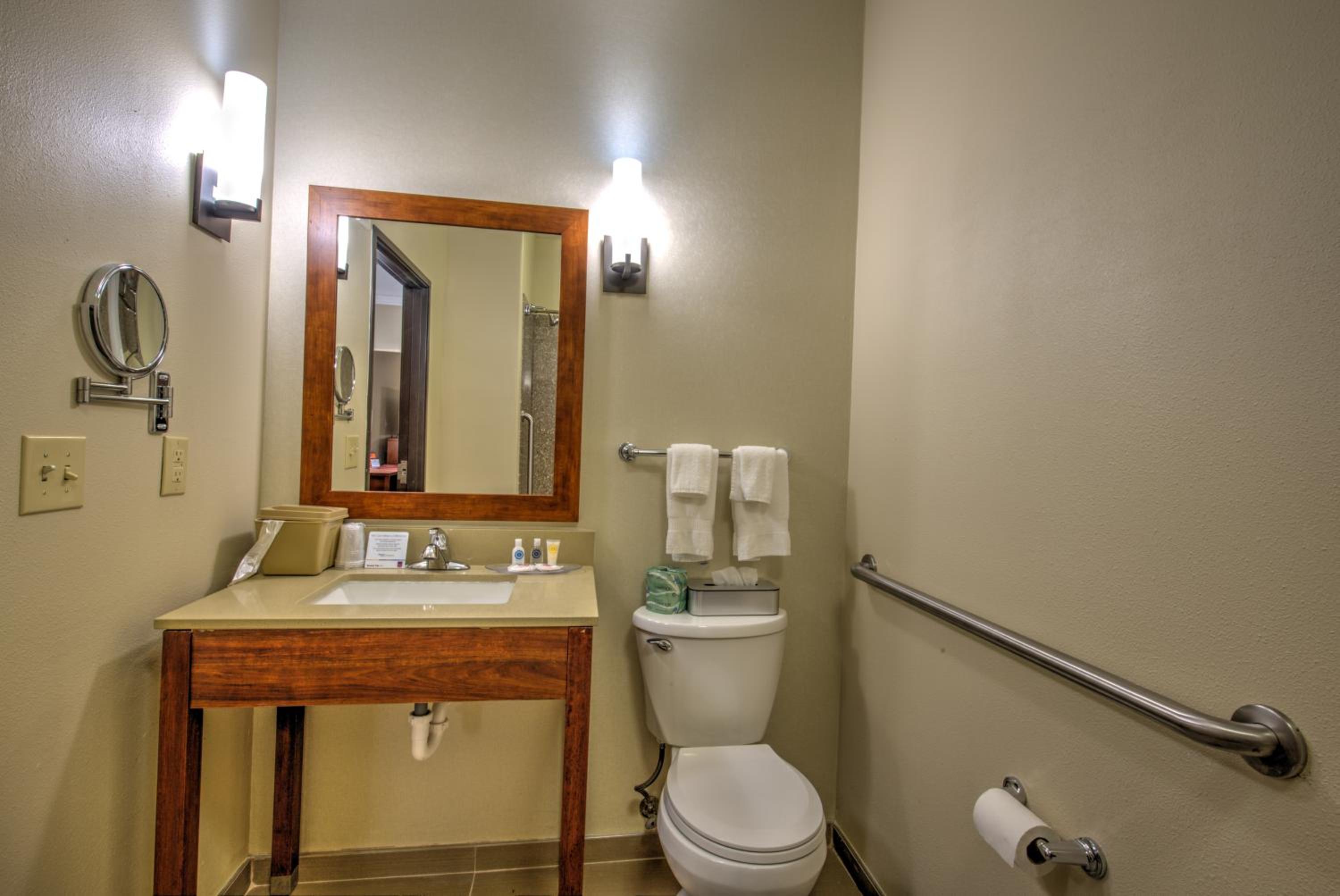 Queen Suite - Accessible/Non-Smoking - Photo 2
