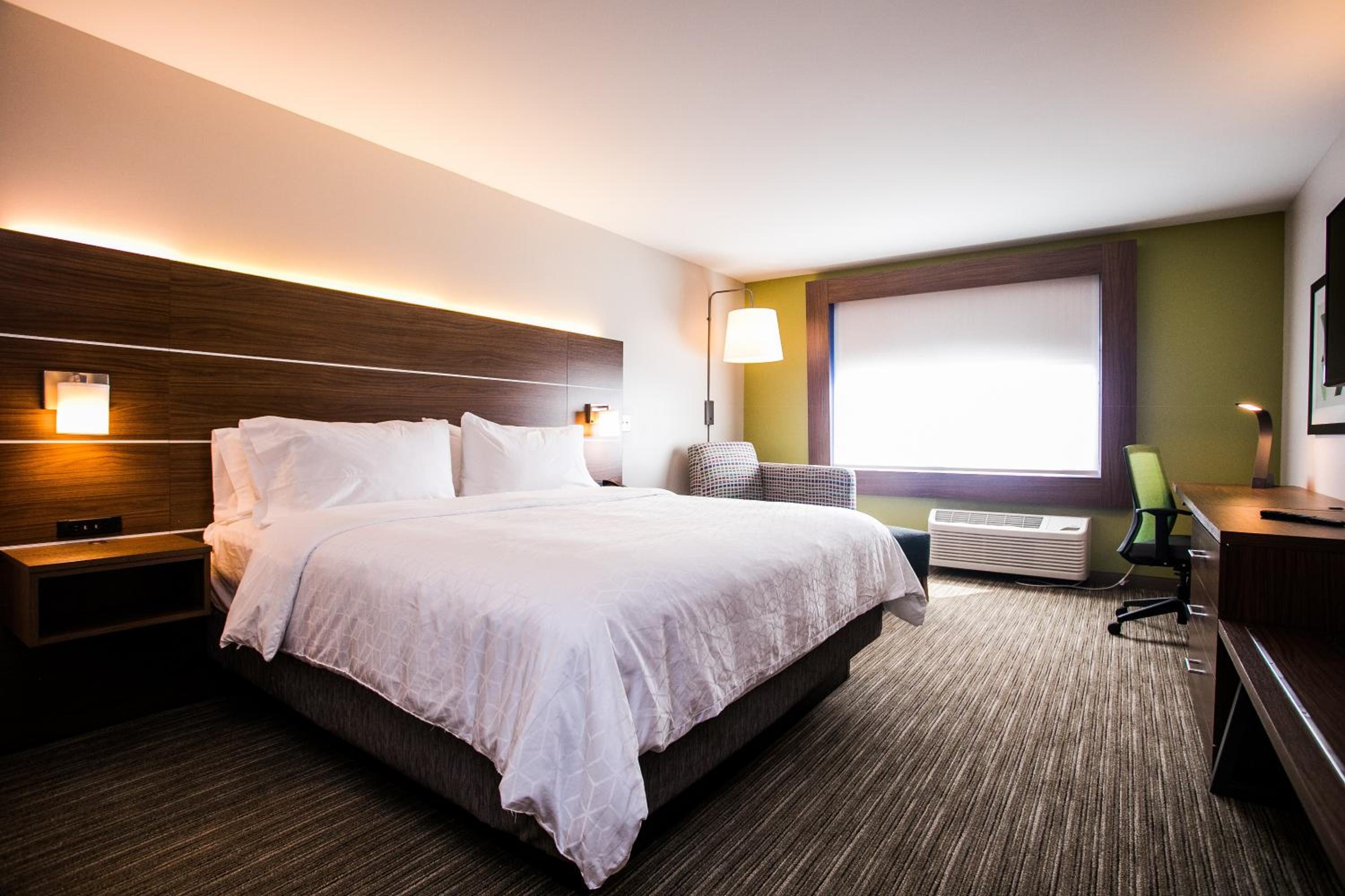 Standard King Room - Photo 9