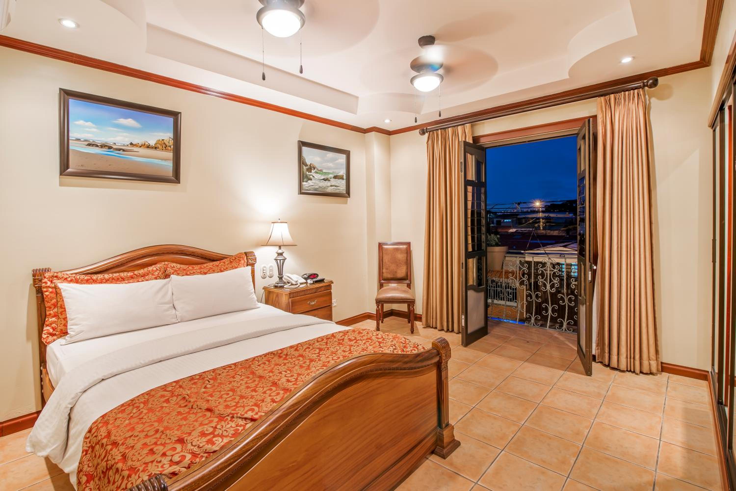 Deluxe Queen Room