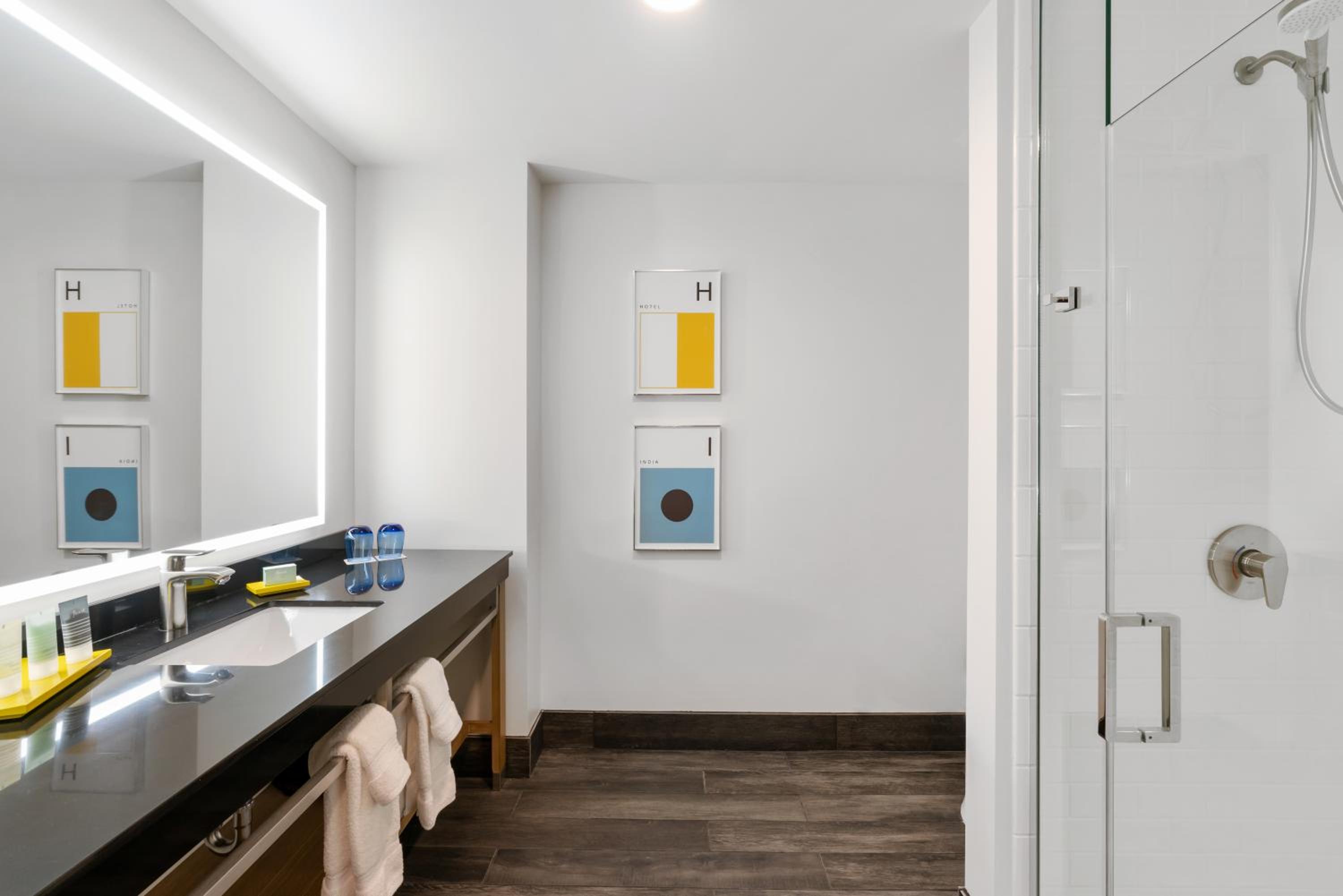 Standard King Room - Photo 2