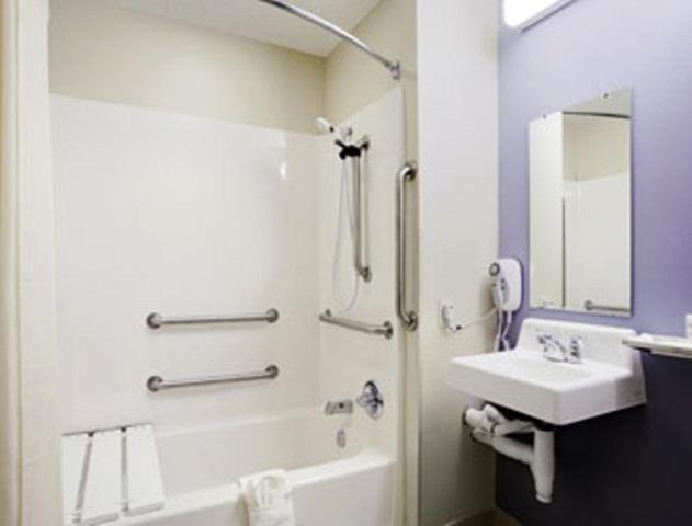 Queen Room - Disability Access/Non-Smoking photo 2