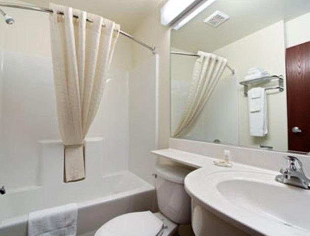 Deluxe Queen Suite - Non-Smoking photo 2