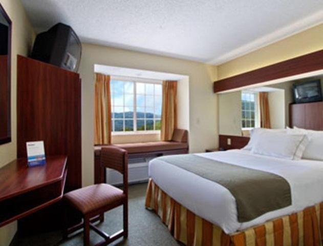 King Suite - Non-Smoking photo 3