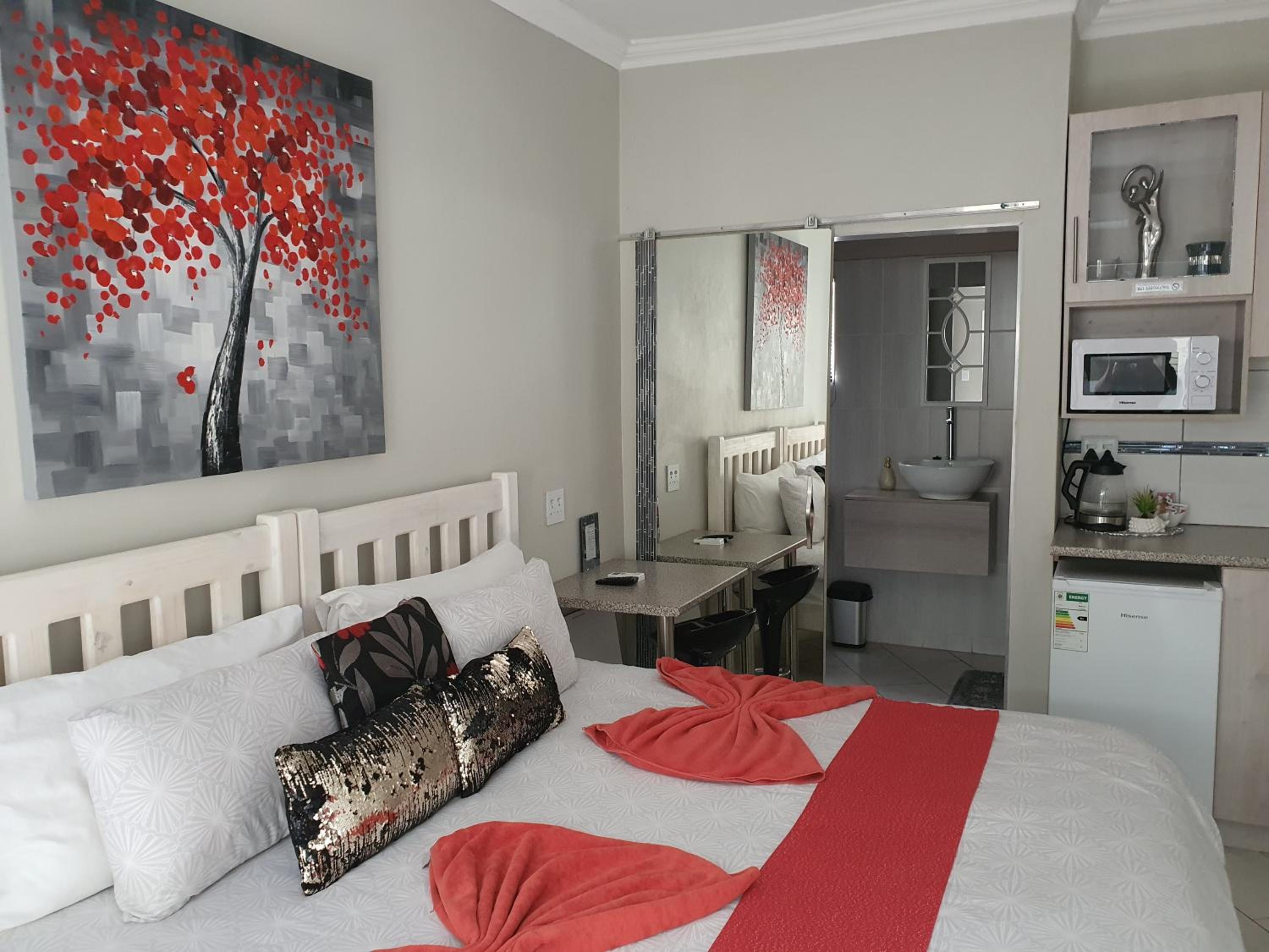 Deluxe Double Room with Shower - Photo 10