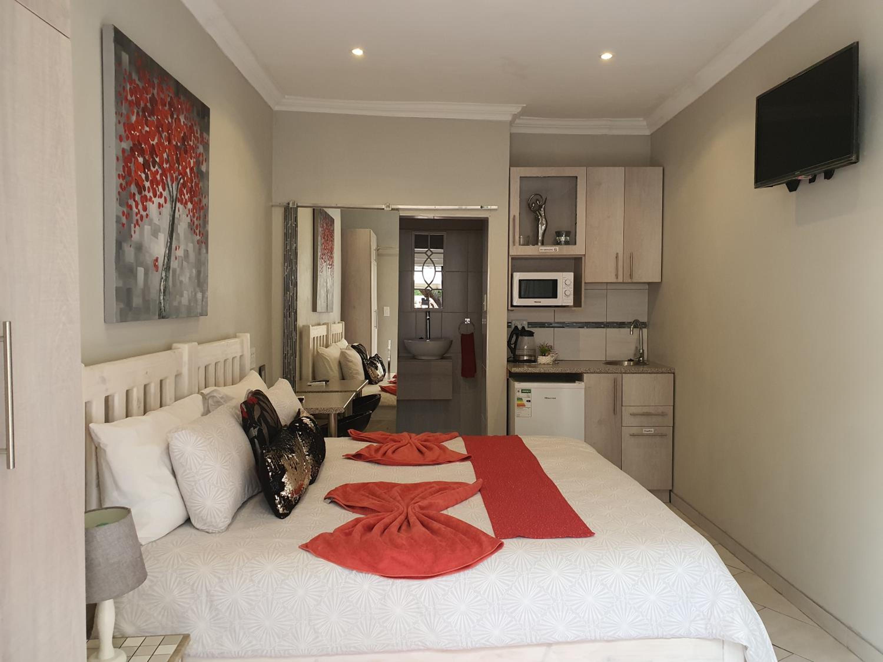 Deluxe Double Room with Shower - Photo 9