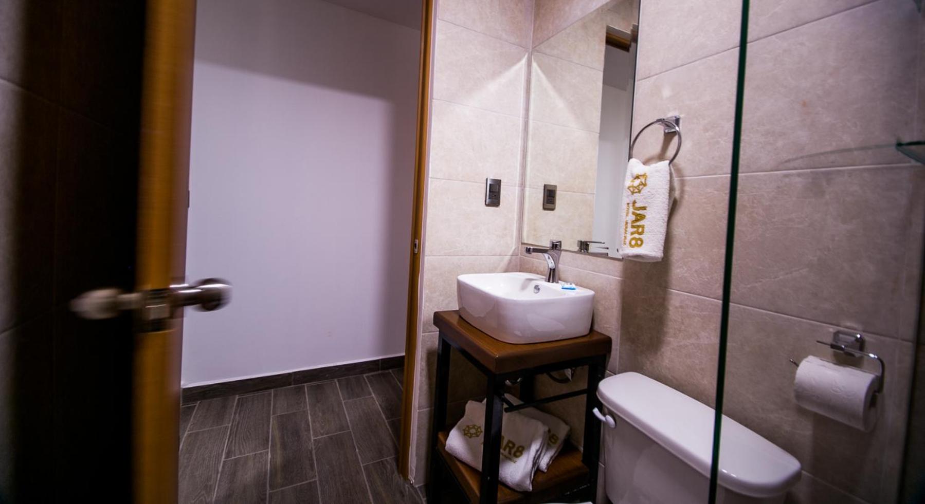 Deluxe King Room - Photo 10