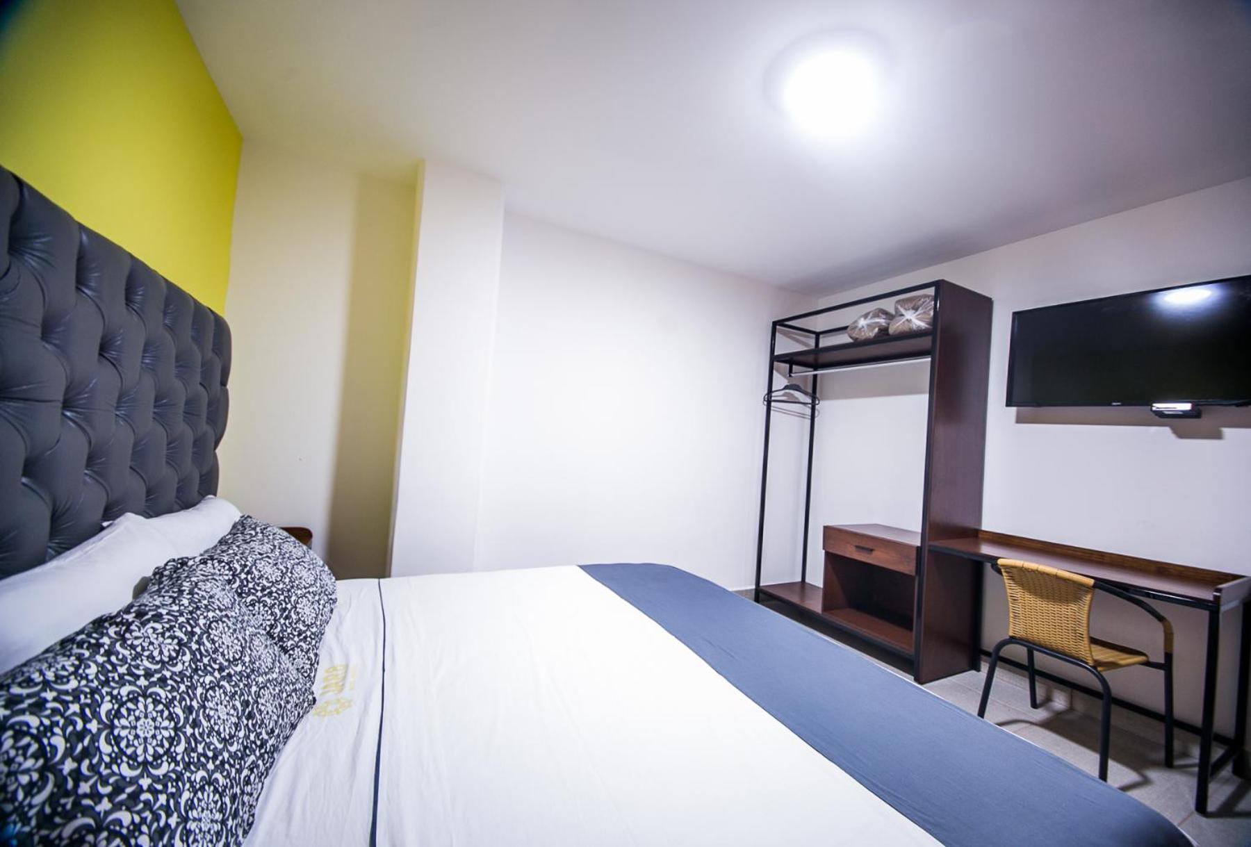 Deluxe King Room - Photo 8