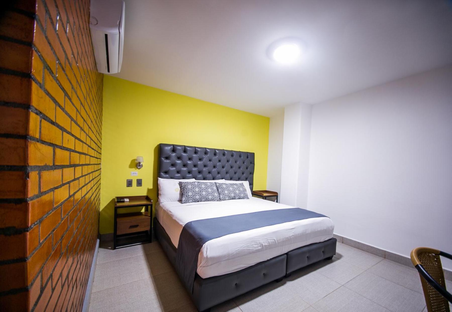 Deluxe King Room - Photo 7