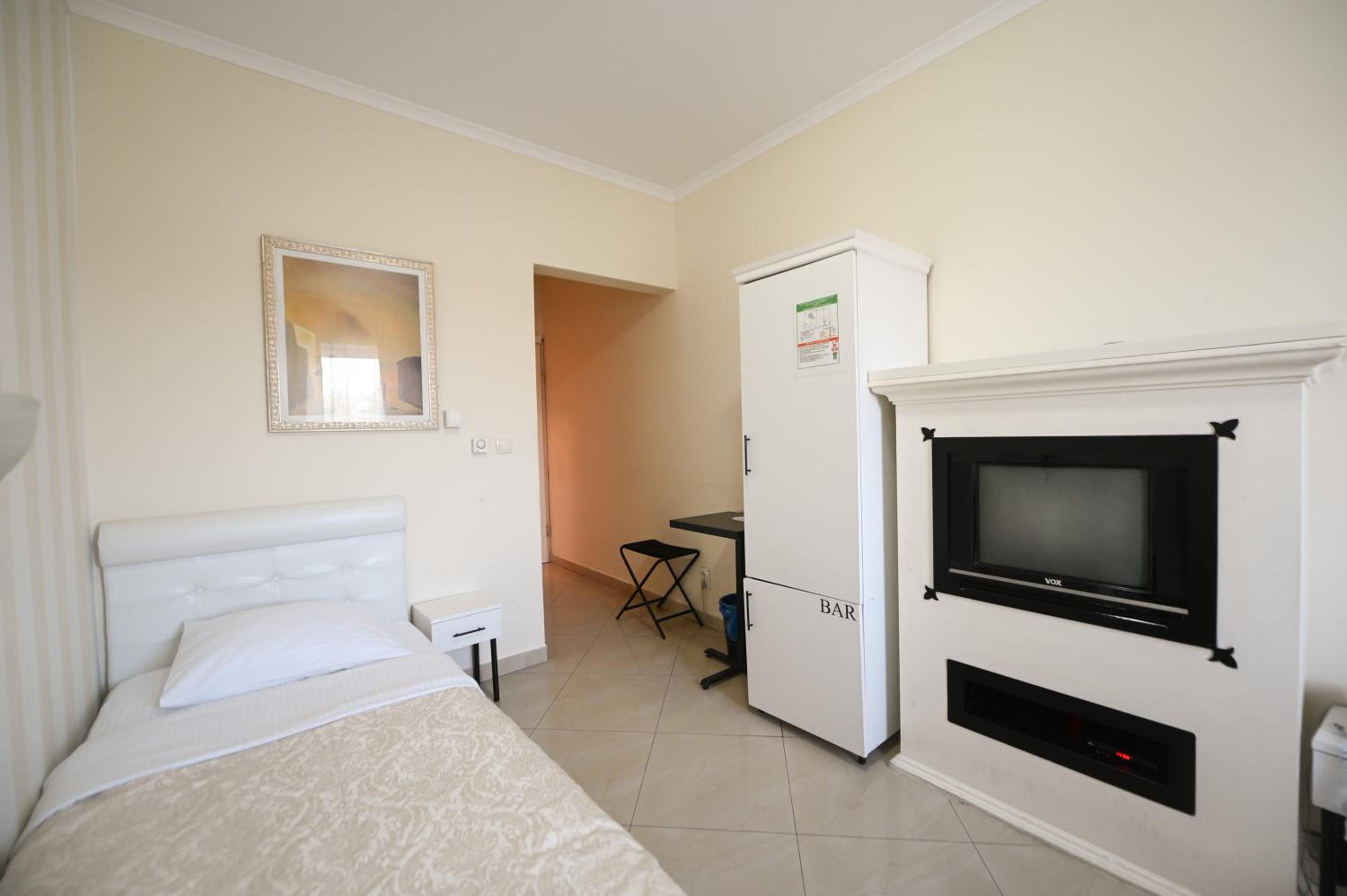 Economy Twin Room - Photo 2