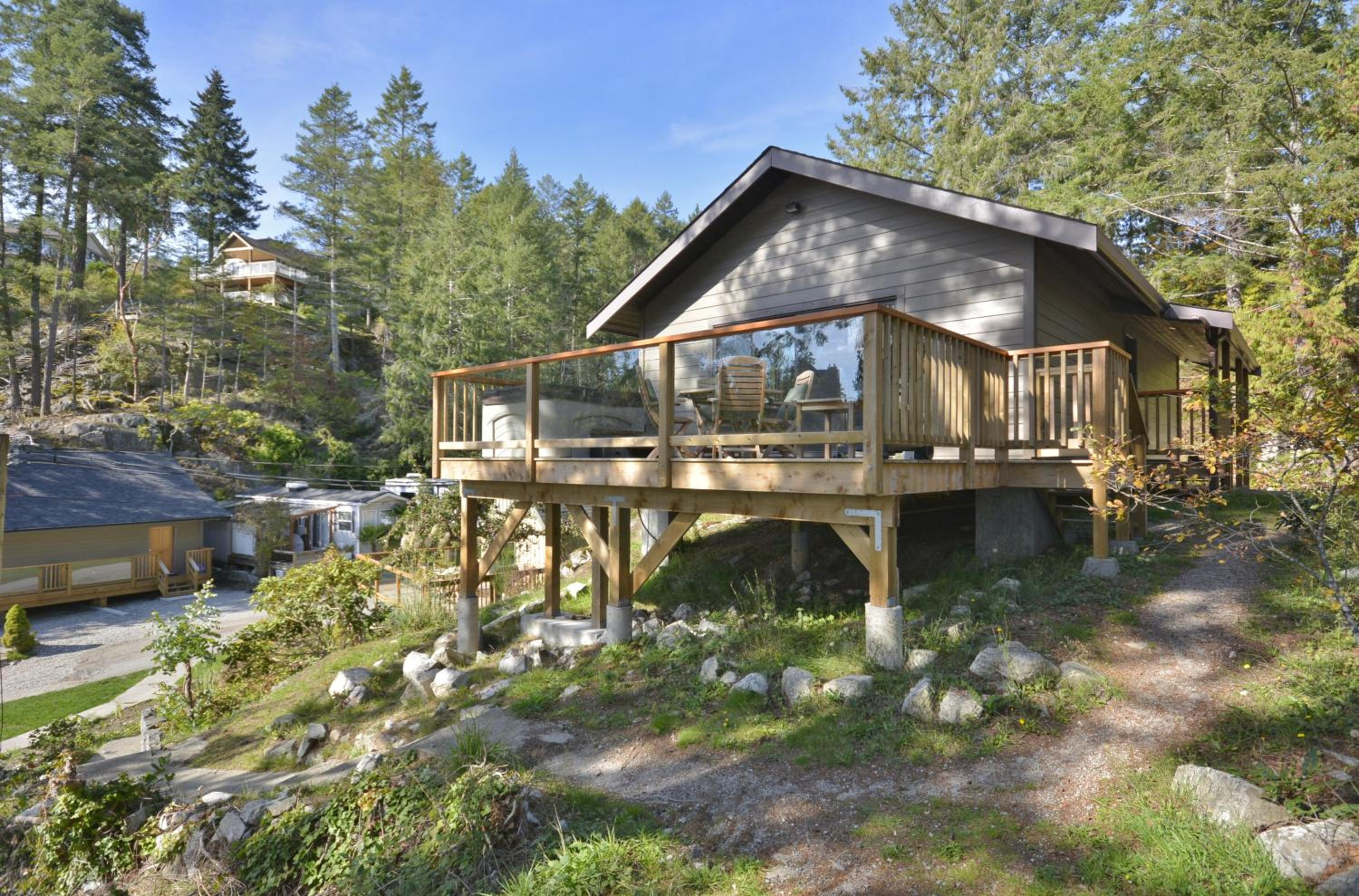 Two Bedroom Oceanfront Cabin with Jacuzzi photo 2