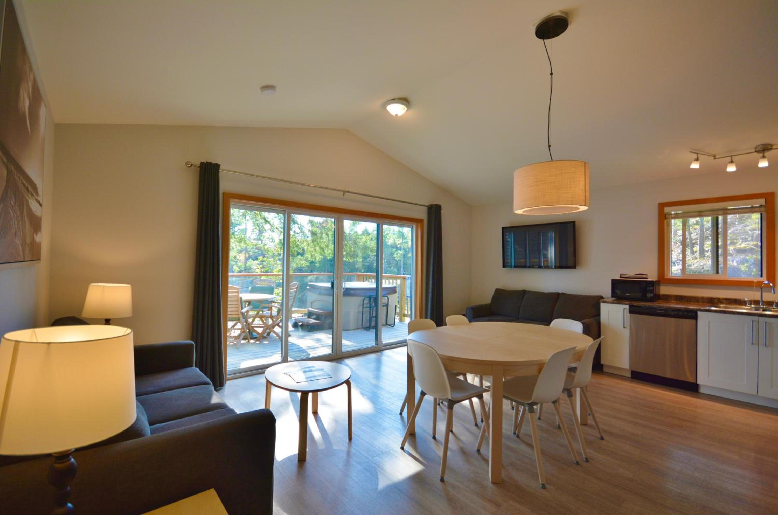Two Bedroom Oceanfront Cabin with Jacuzzi photo 3