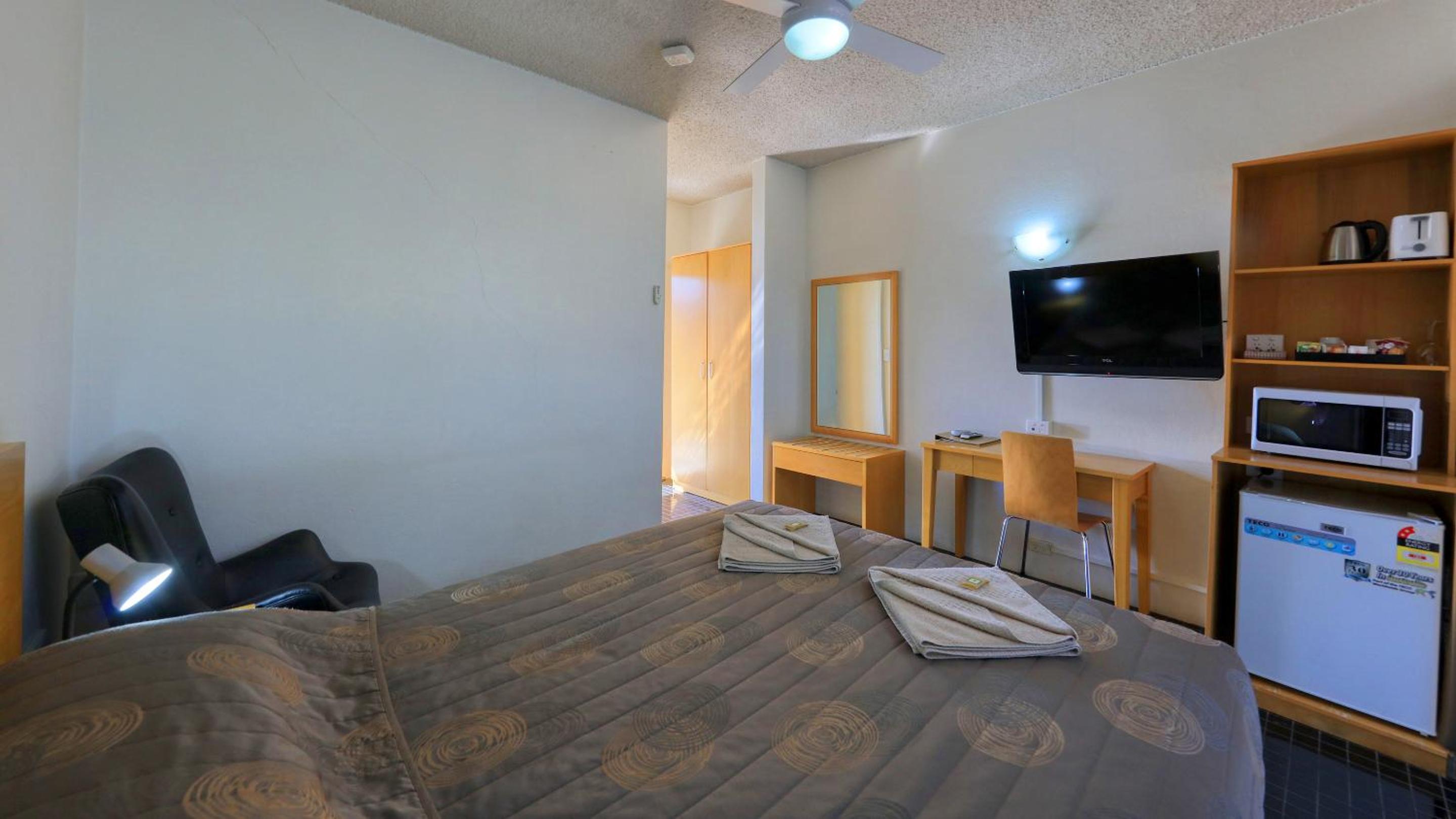 Queen Room photo 2
