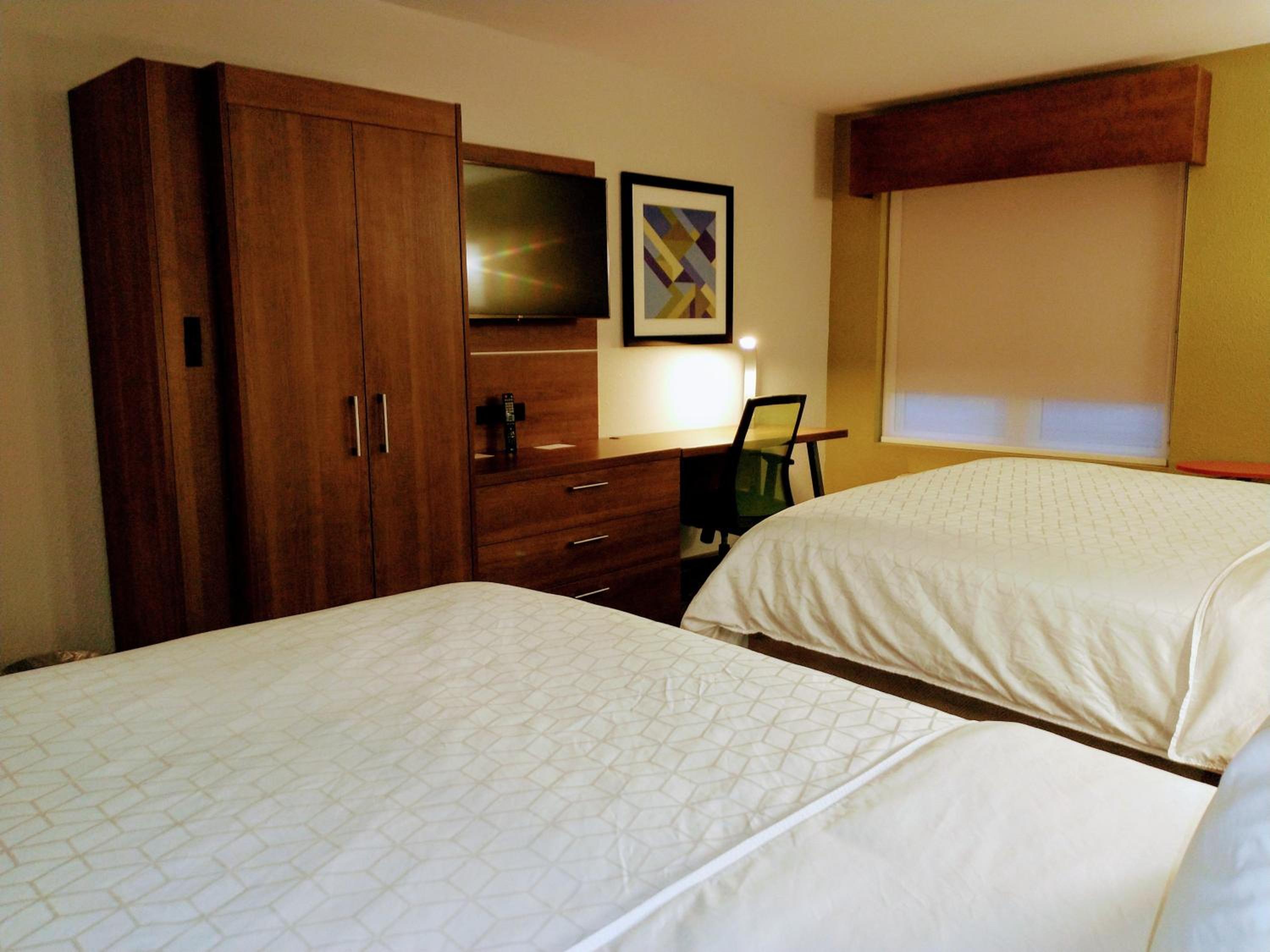 Standard Room with Two Queen Beds - Photo 5