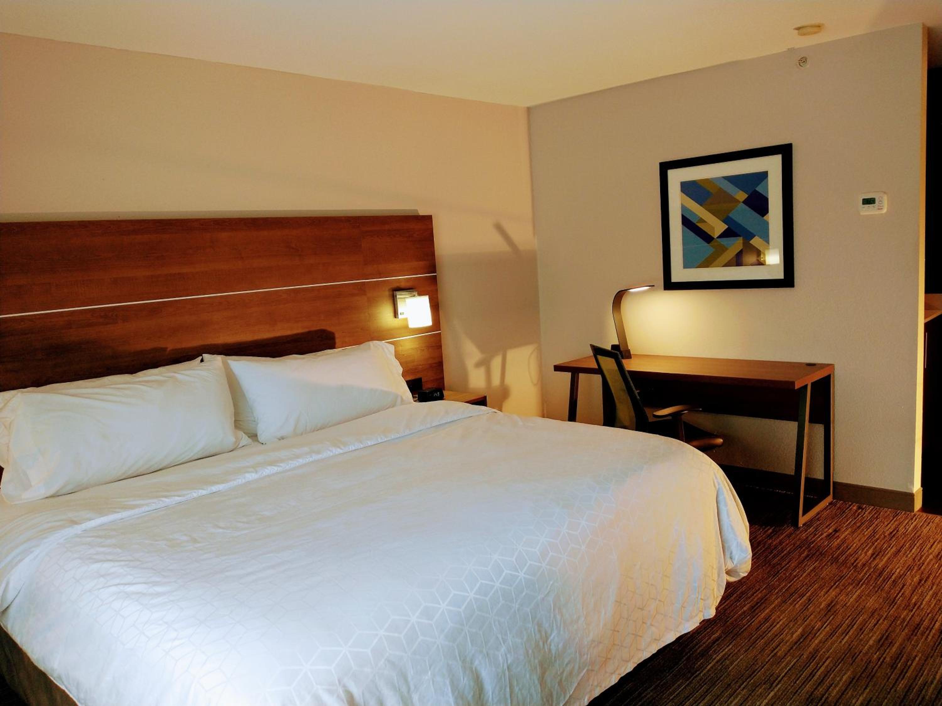 Standard King Room - Photo 6