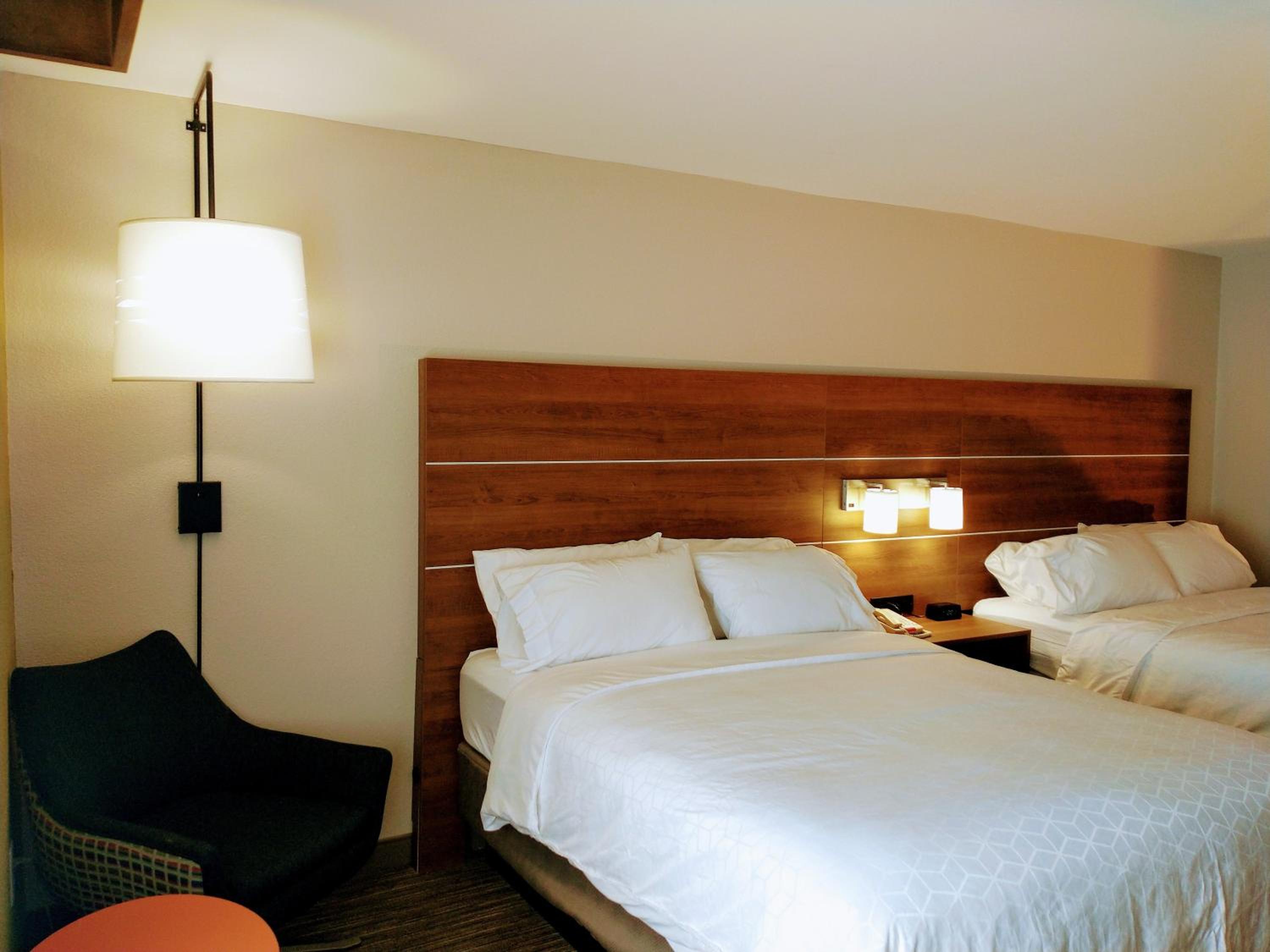Standard Room with Two Queen Beds - Photo 6