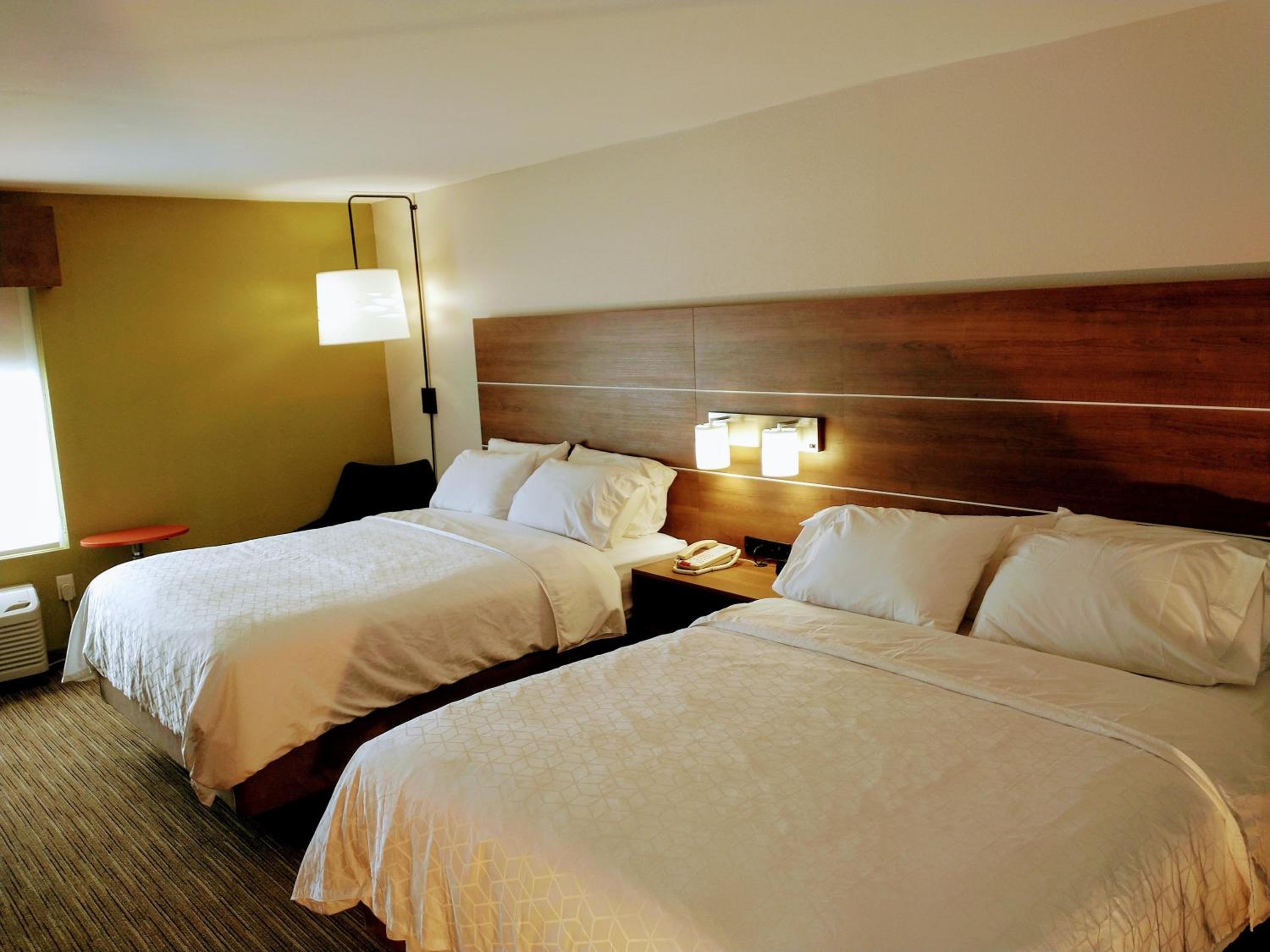 Standard Room with Two Queen Beds - Photo 9