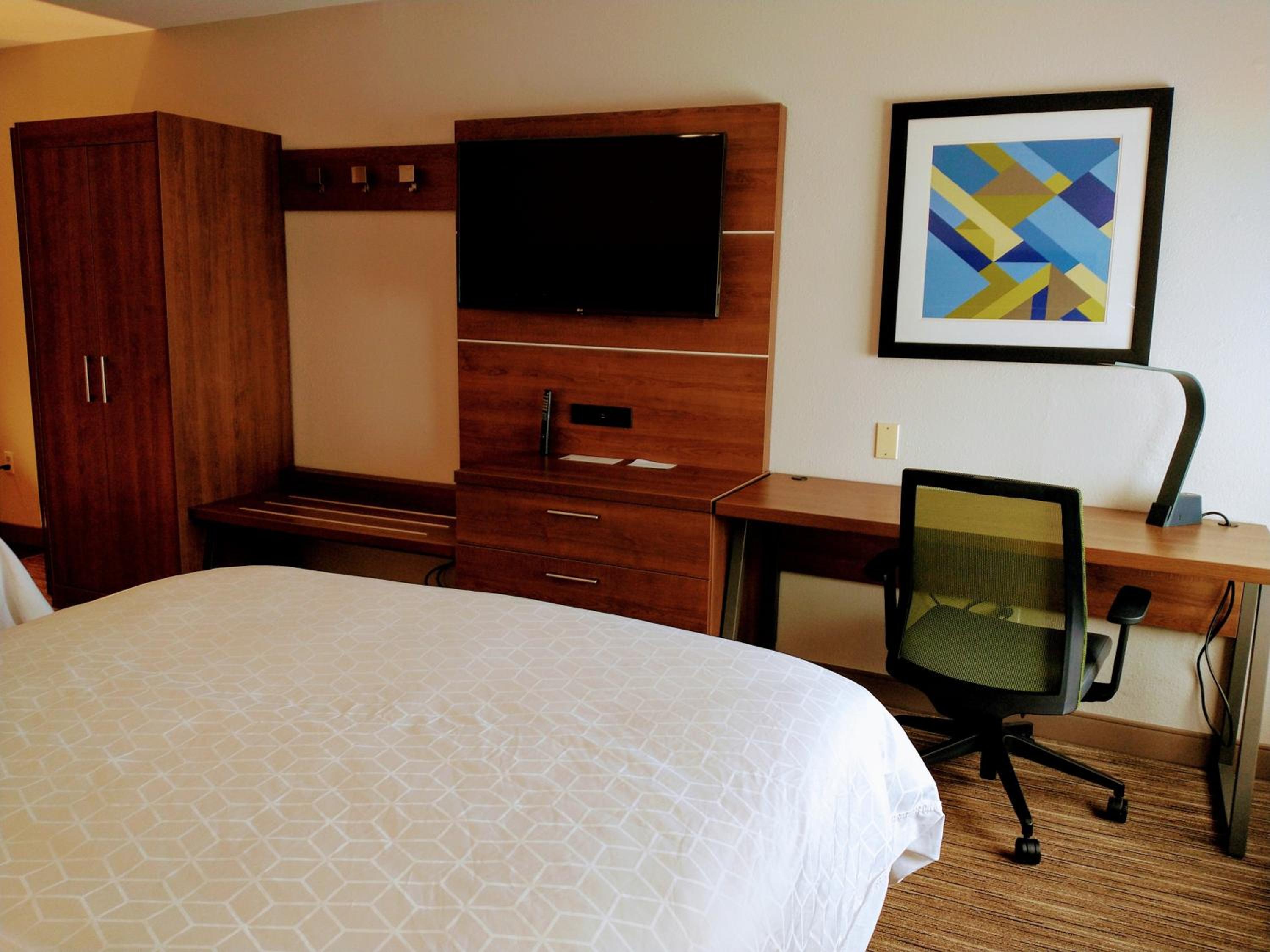 Standard Room with Two Queen Beds - Photo 3