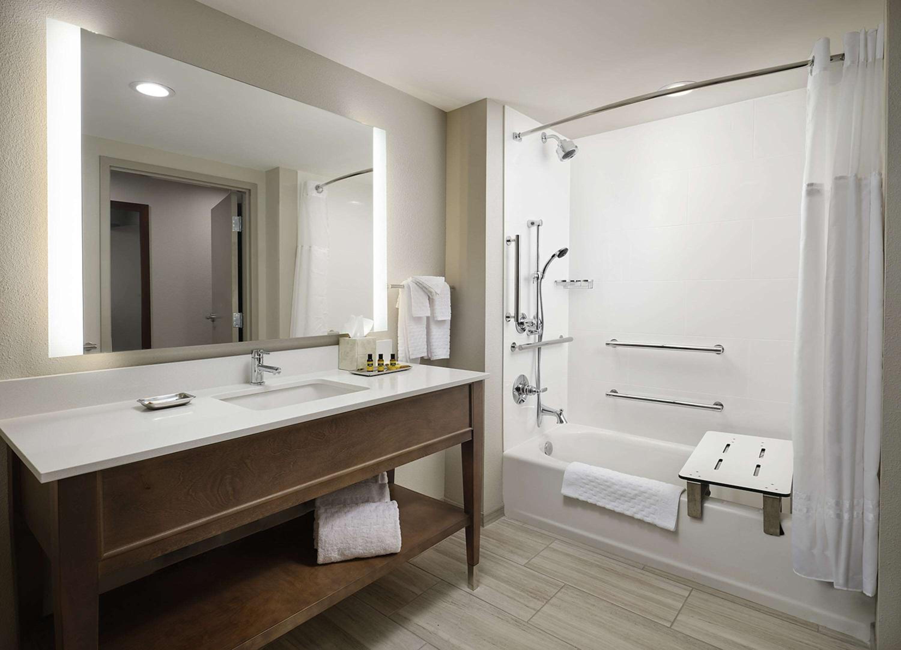 Queen Room with Two Queen Beds and Bath Tub - Disability Access/Non-Smoking  - Photo 2