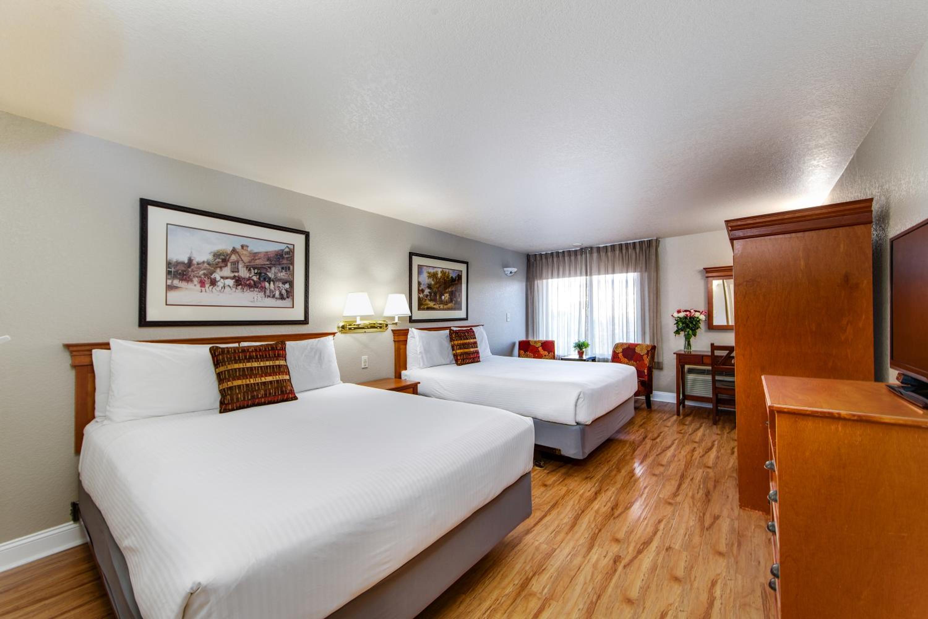 Queen Room with Two Queen Beds photo 1