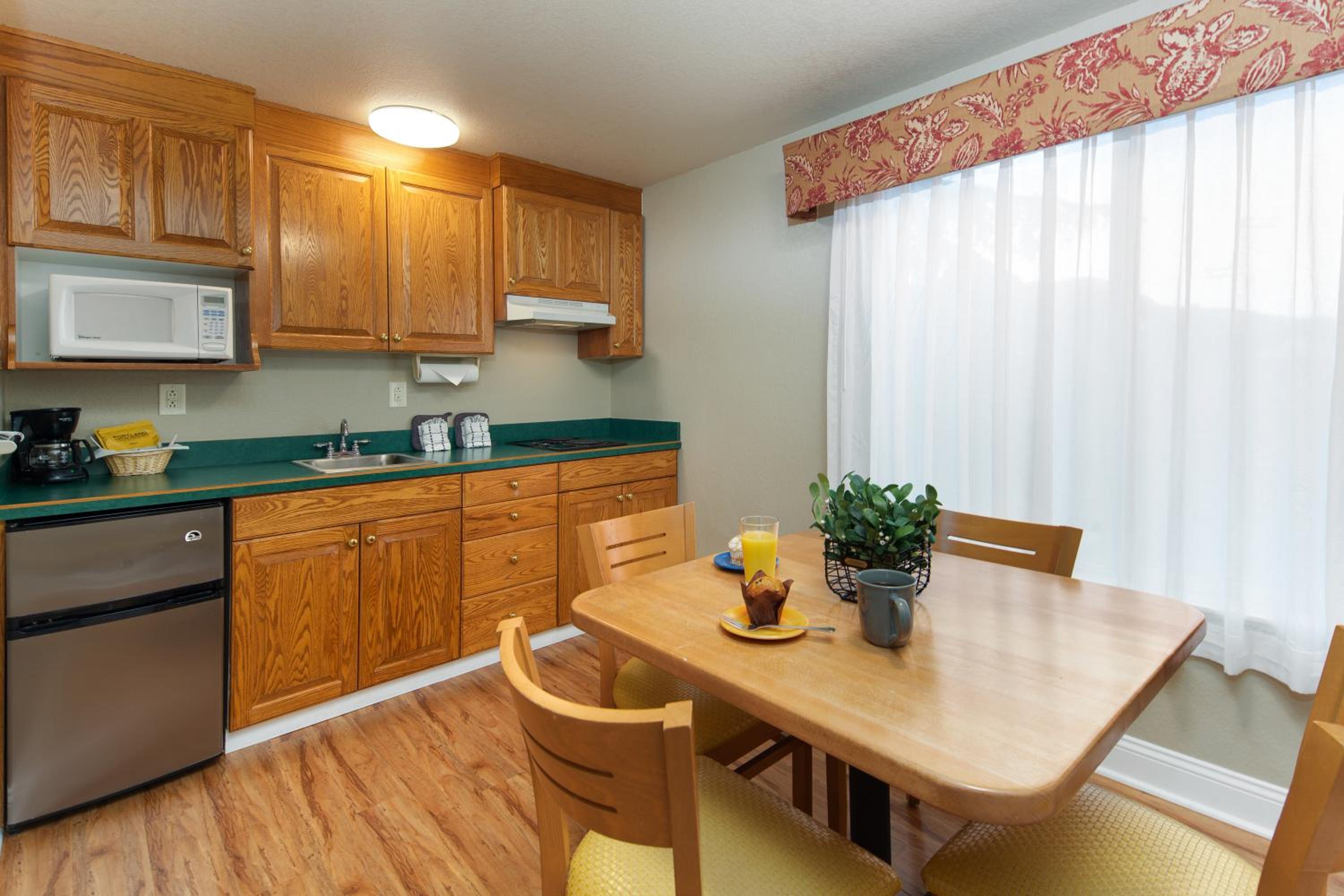 Queen Room with Two Queen Beds with Kitchenette photo 3