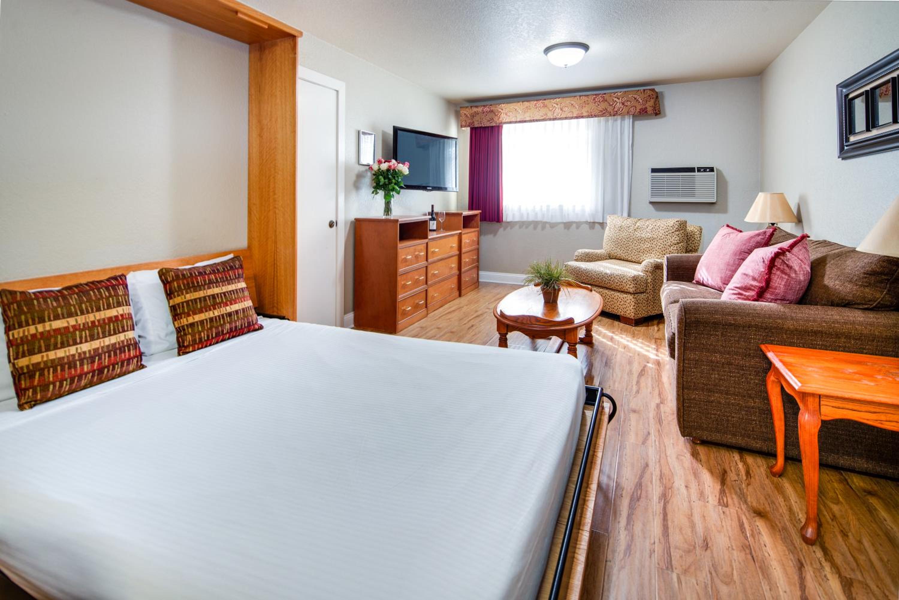King Suite with Spa Bath photo 3