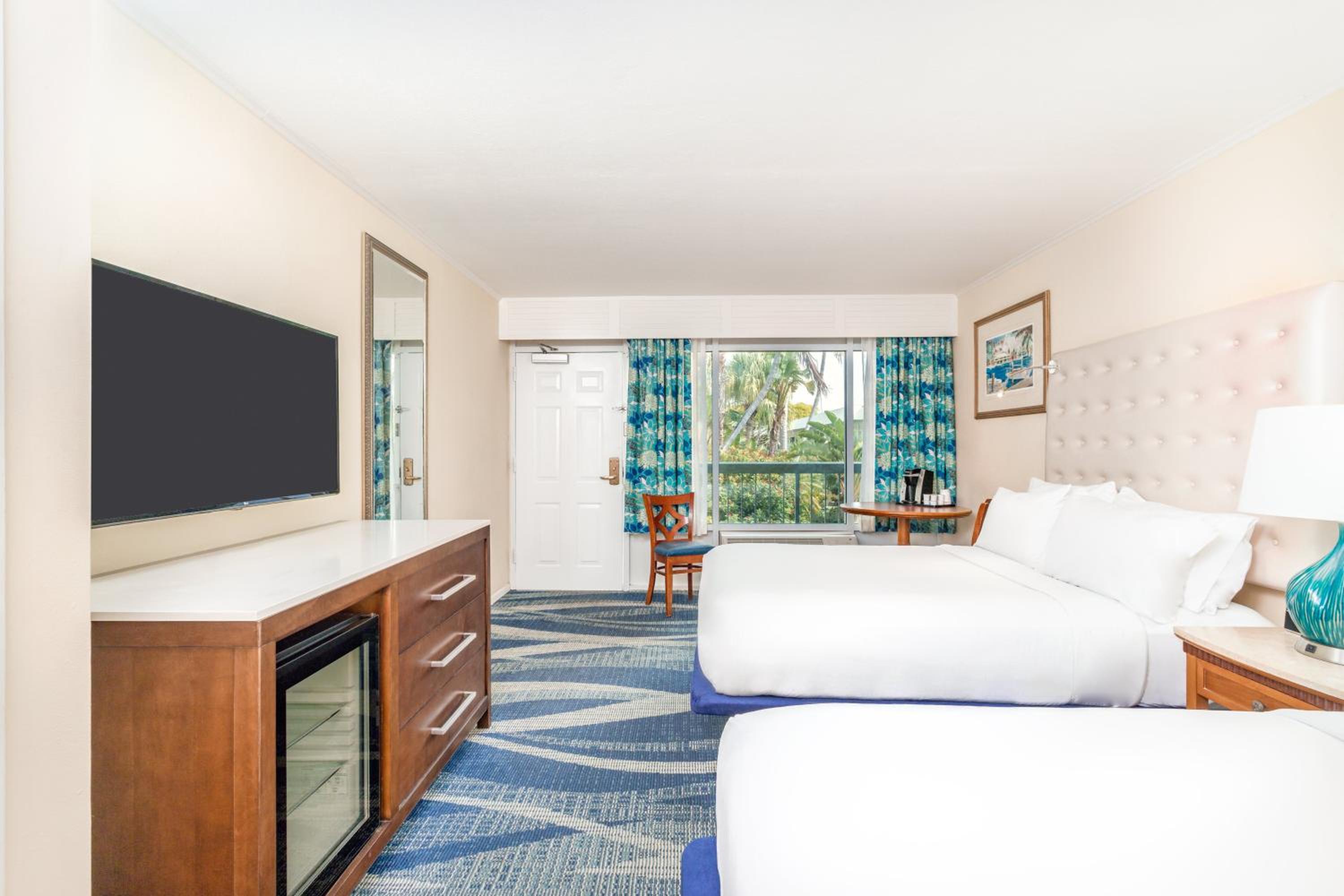 Standard Room with Two Queen Beds - Photo 4