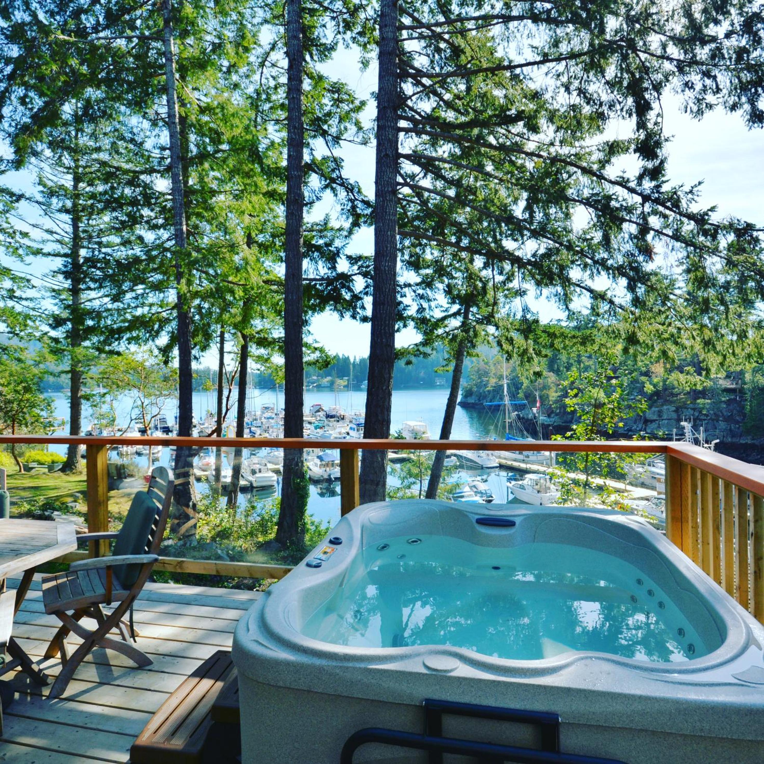 Two Bedroom Oceanfront Cabin with Jacuzzi photo 1