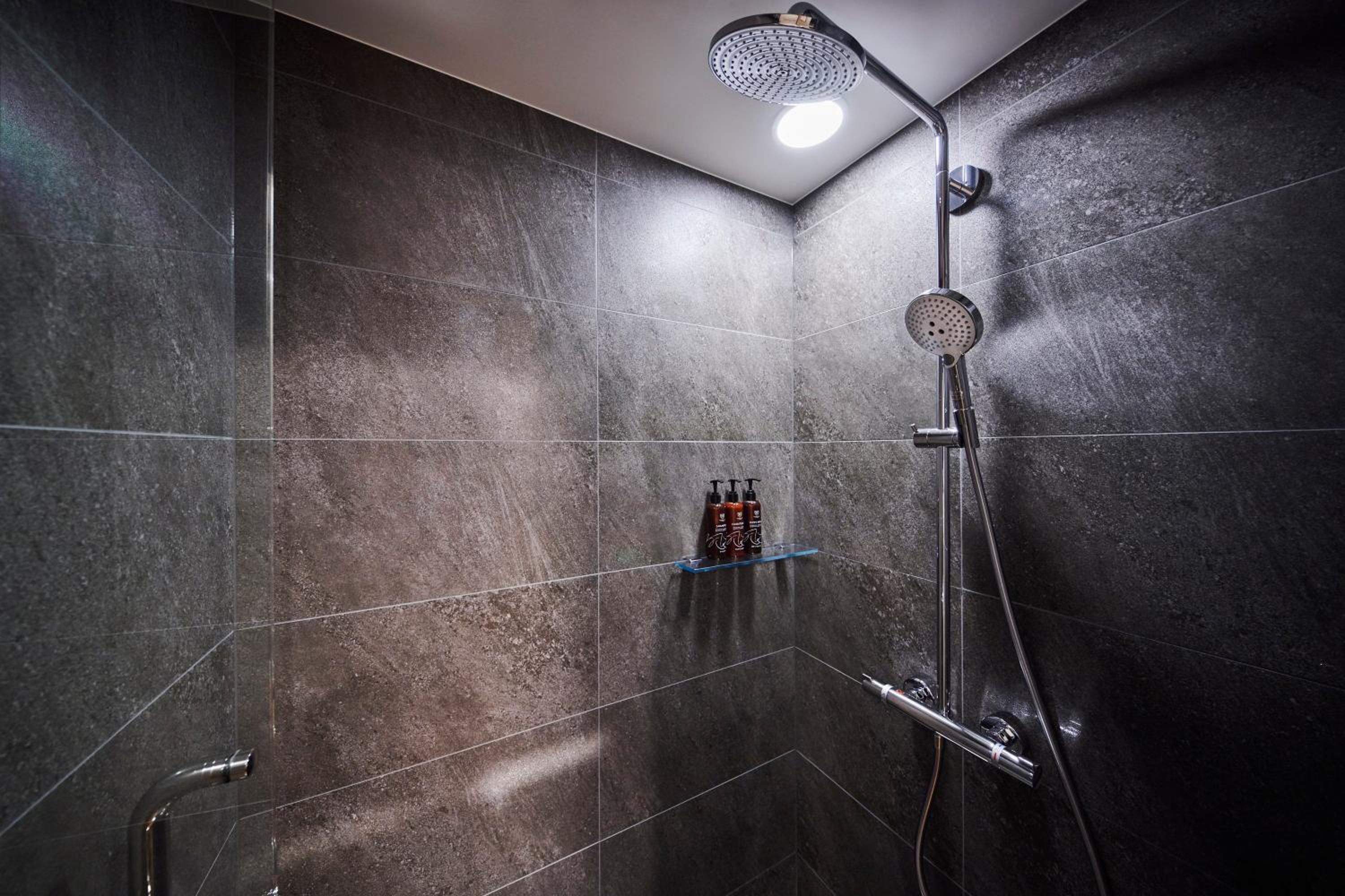 Comfort Double Room with Shower only - Non-Smoking - Photo 13