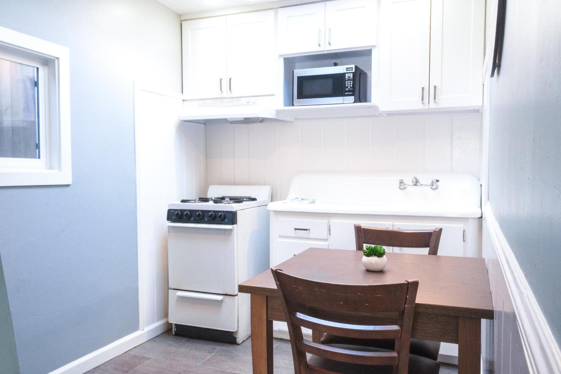 Family Cottage - Pet Friendly - Photo 15