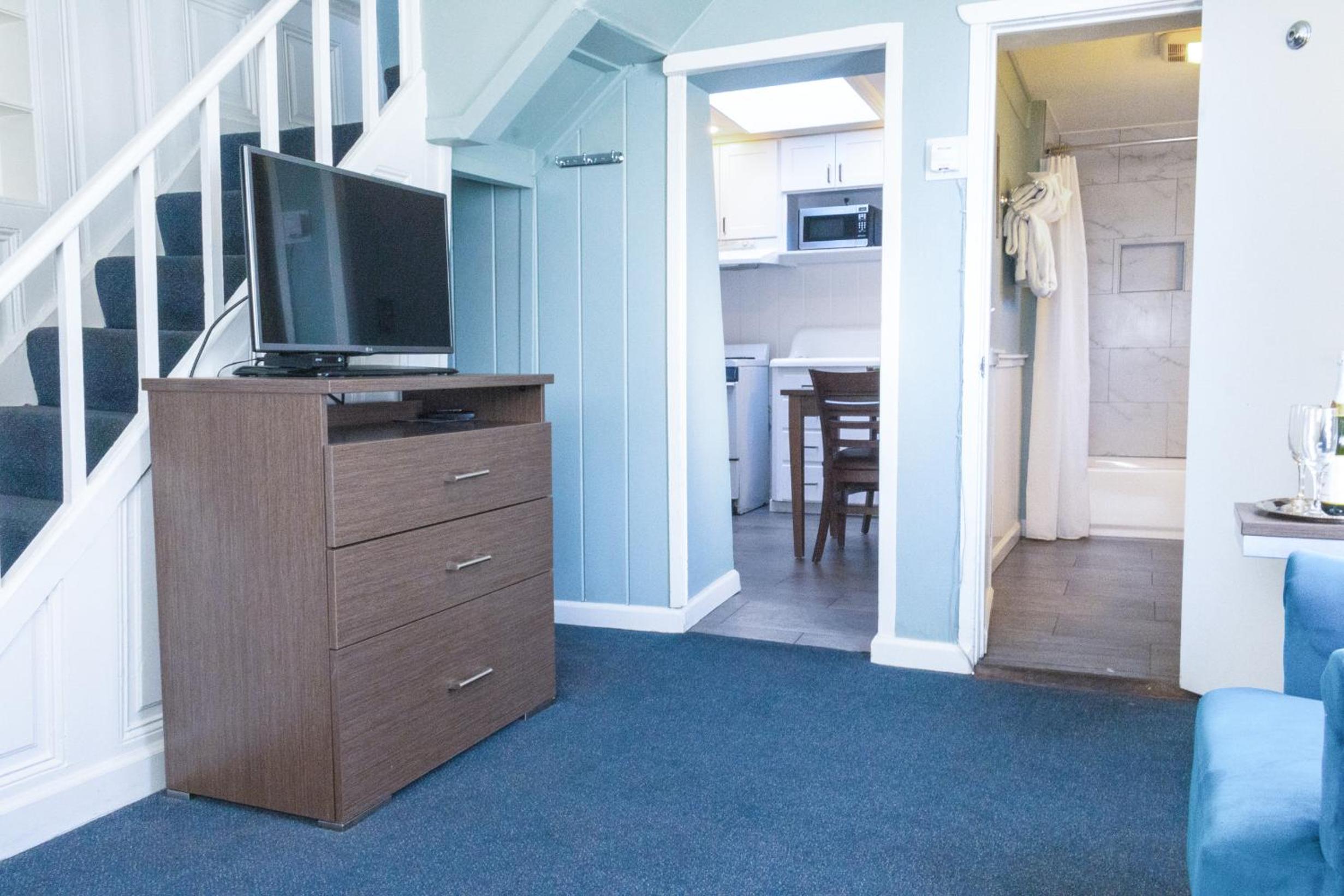 Family Cottage - Pet Friendly - Photo 10