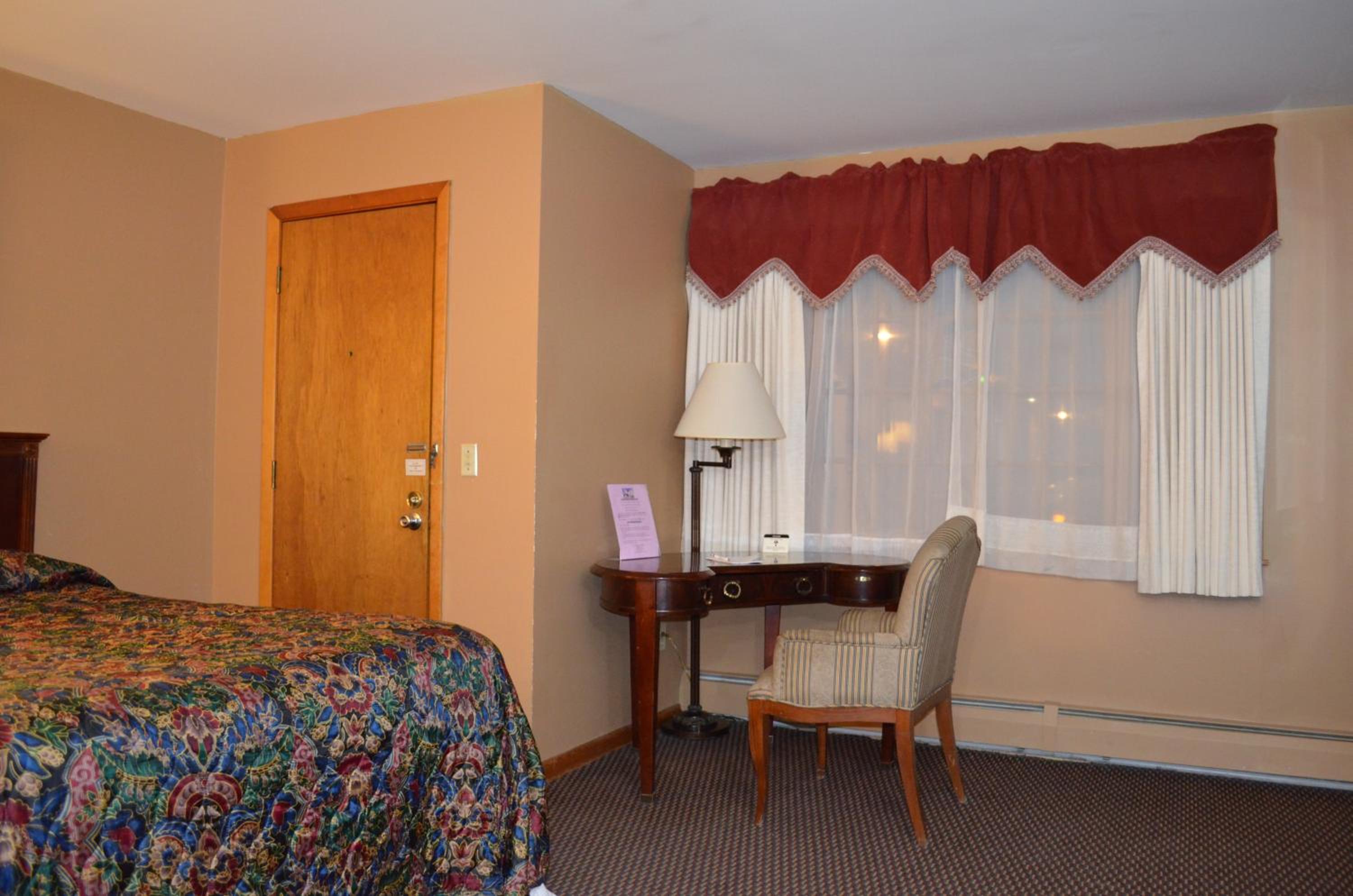 Queen Room with Two Queen Beds - Photo 18