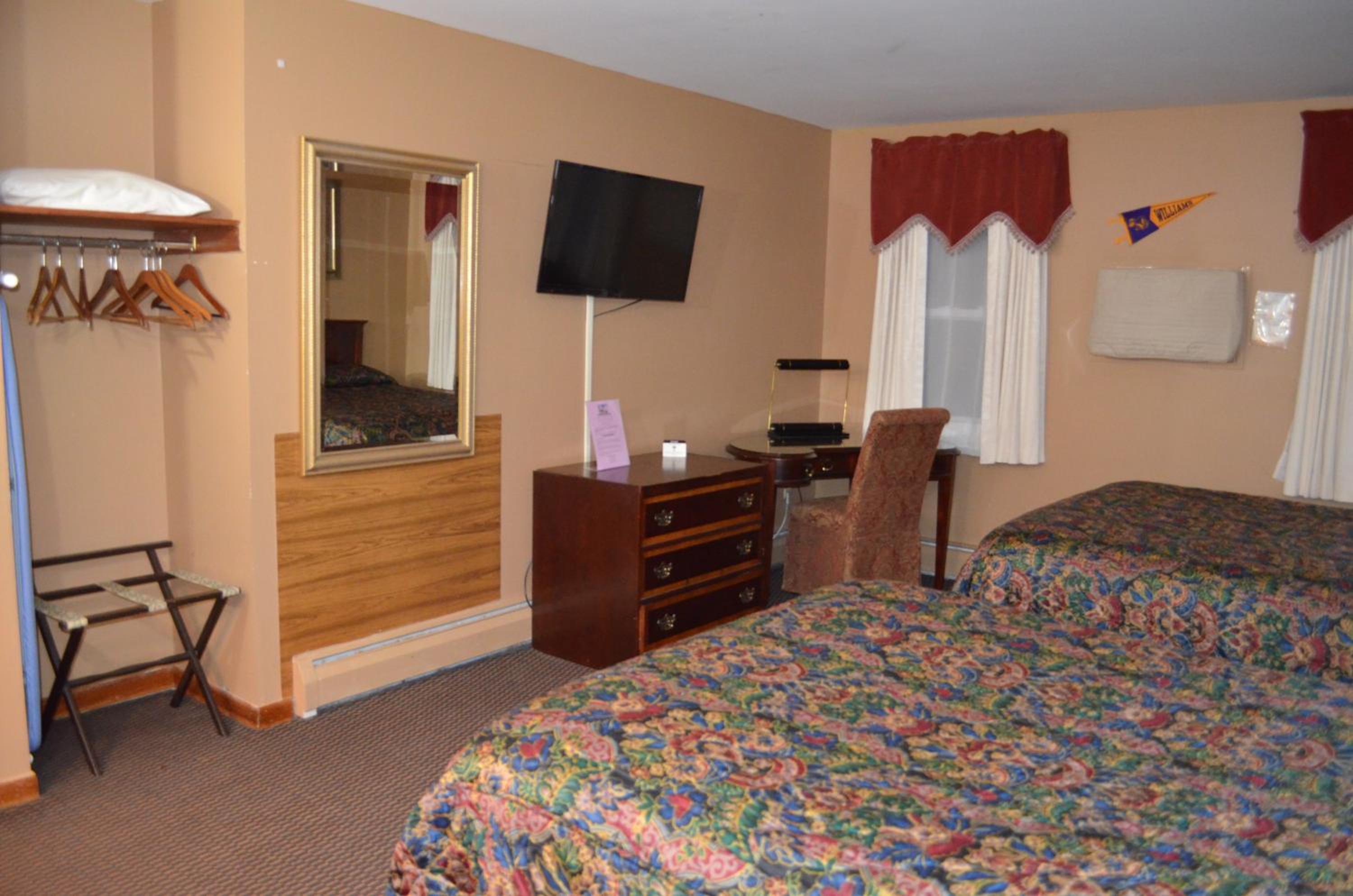 Queen Room with Two Queen Beds - Photo 4