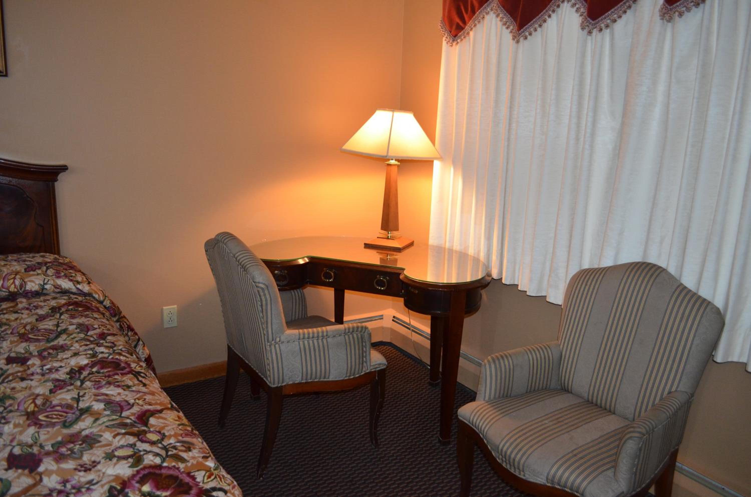 Queen Room with Two Queen Beds - Photo 5