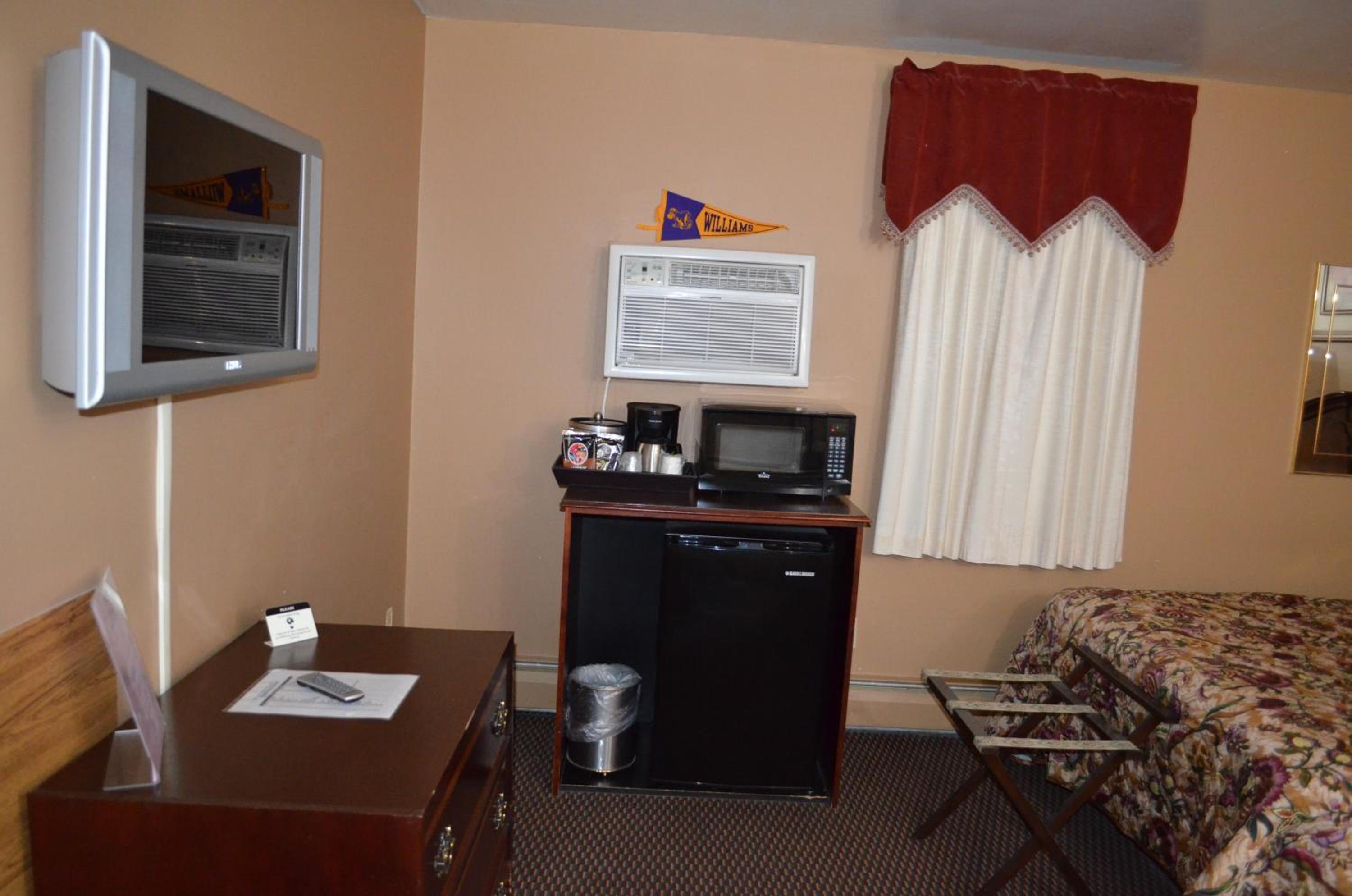 Queen Room with Two Queen Beds - Photo 10