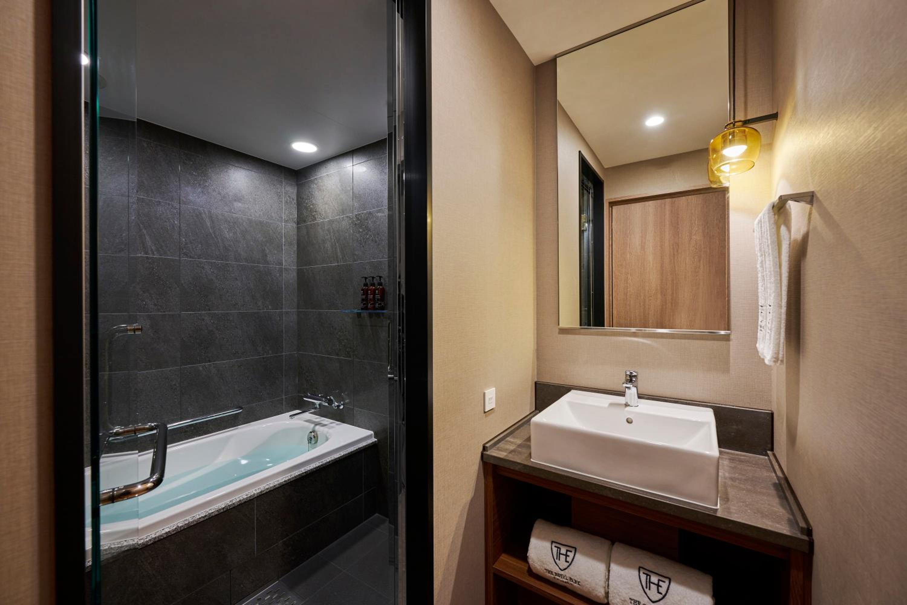 Deluxe Twin Room - Non-Smoking - Photo 10