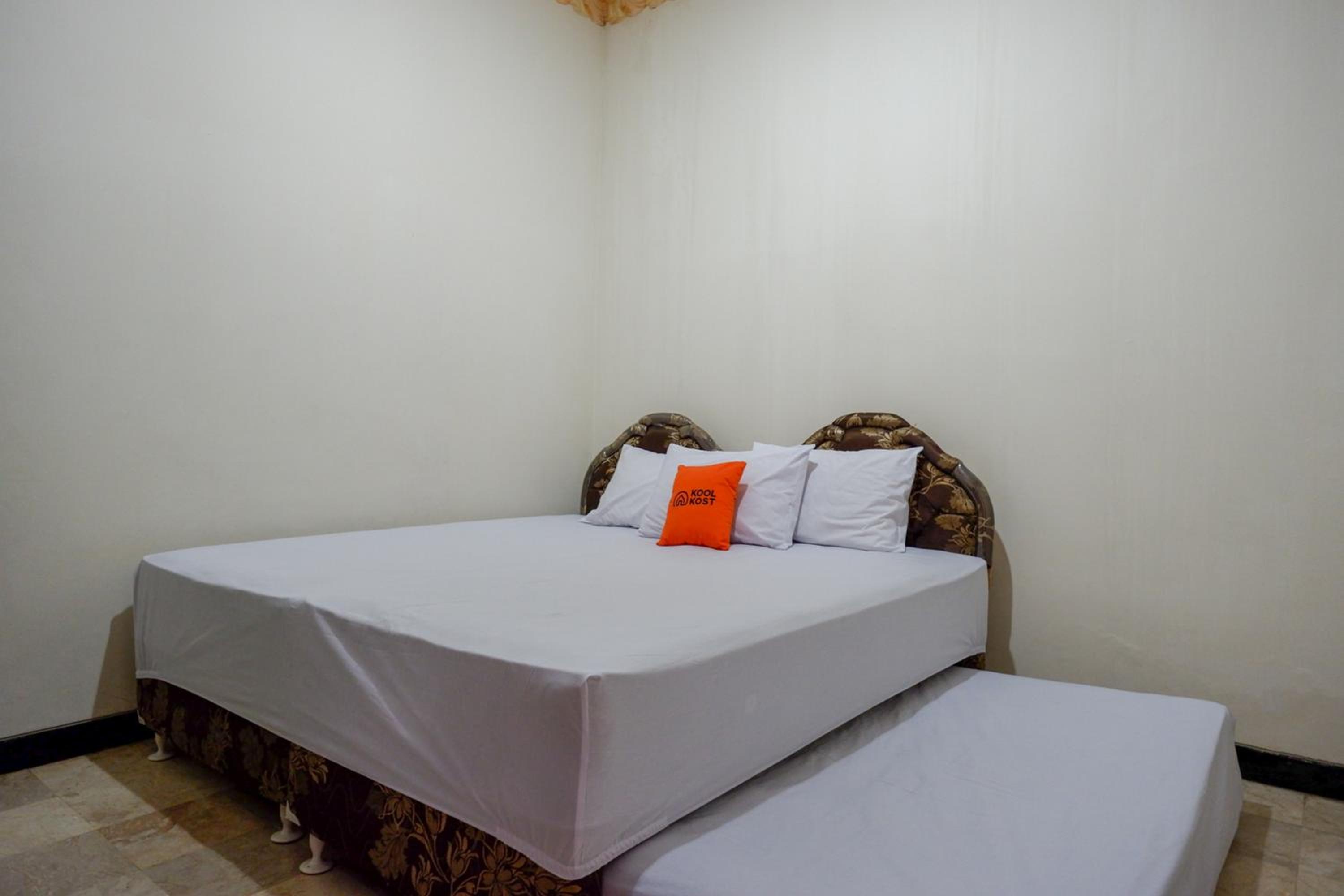 Basic Triple Room With Shared Bathroom - Photo 1