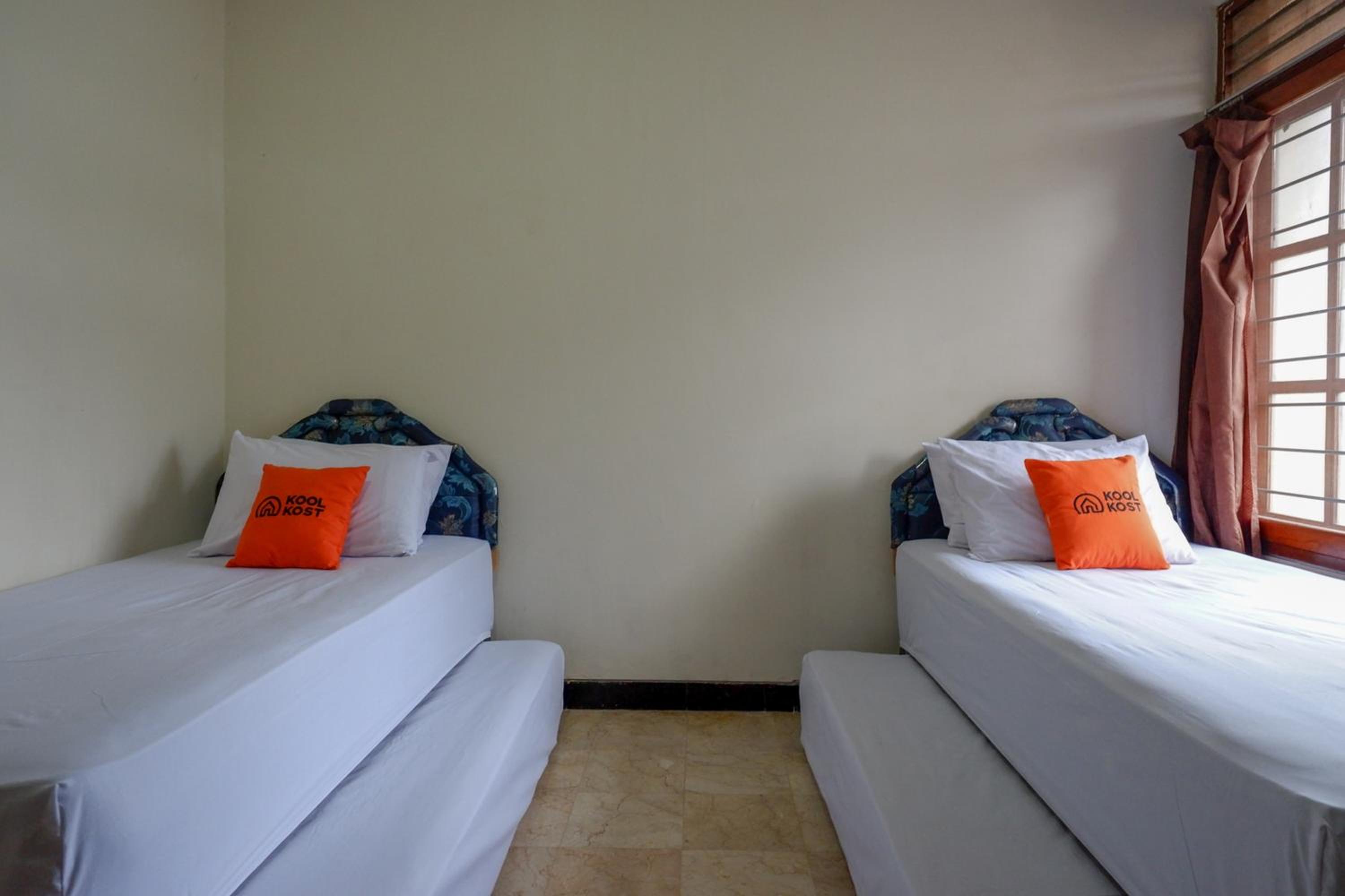 Basic Triple Room With Shared Bathroom - Photo 2