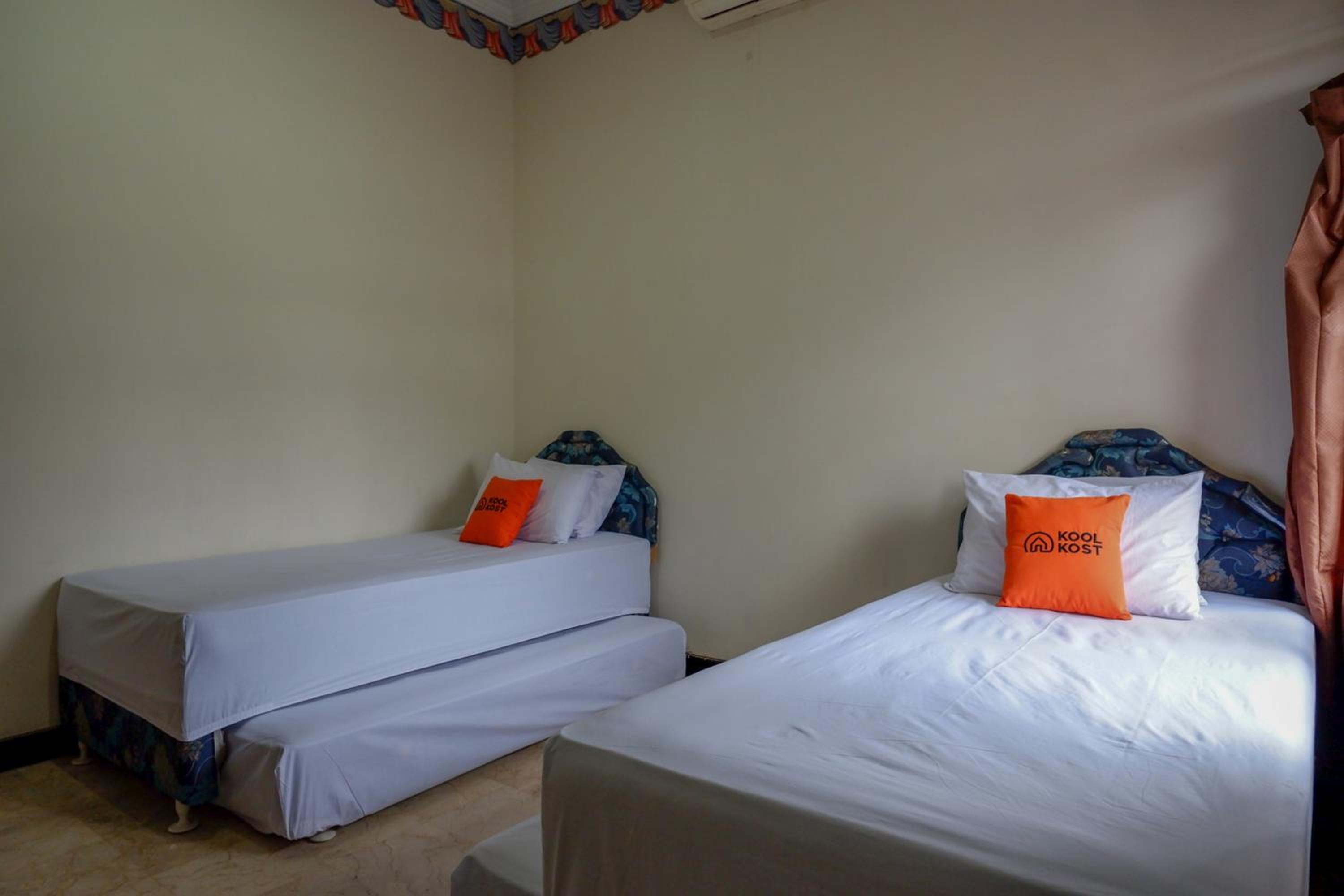 Basic Triple Room With Shared Bathroom - Photo 4