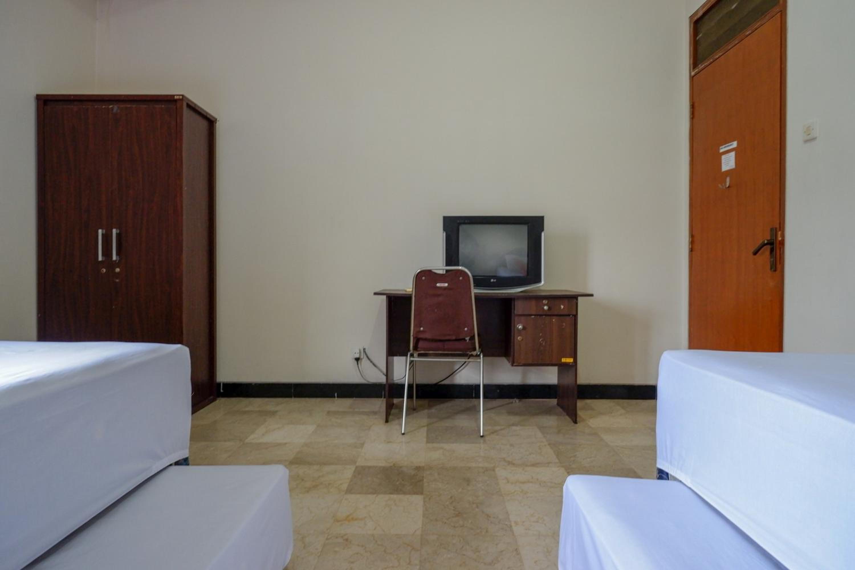 Basic Triple Room With Shared Bathroom - Photo 5