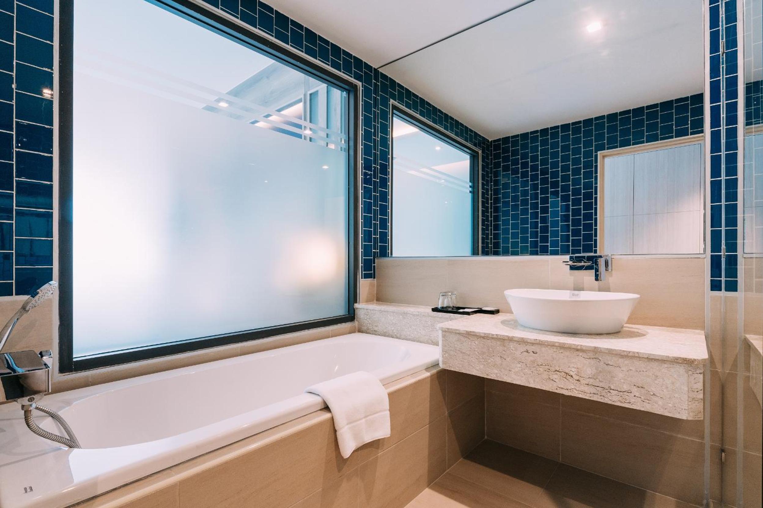 Deluxe Double or Twin Room with Pool Access - Photo 5