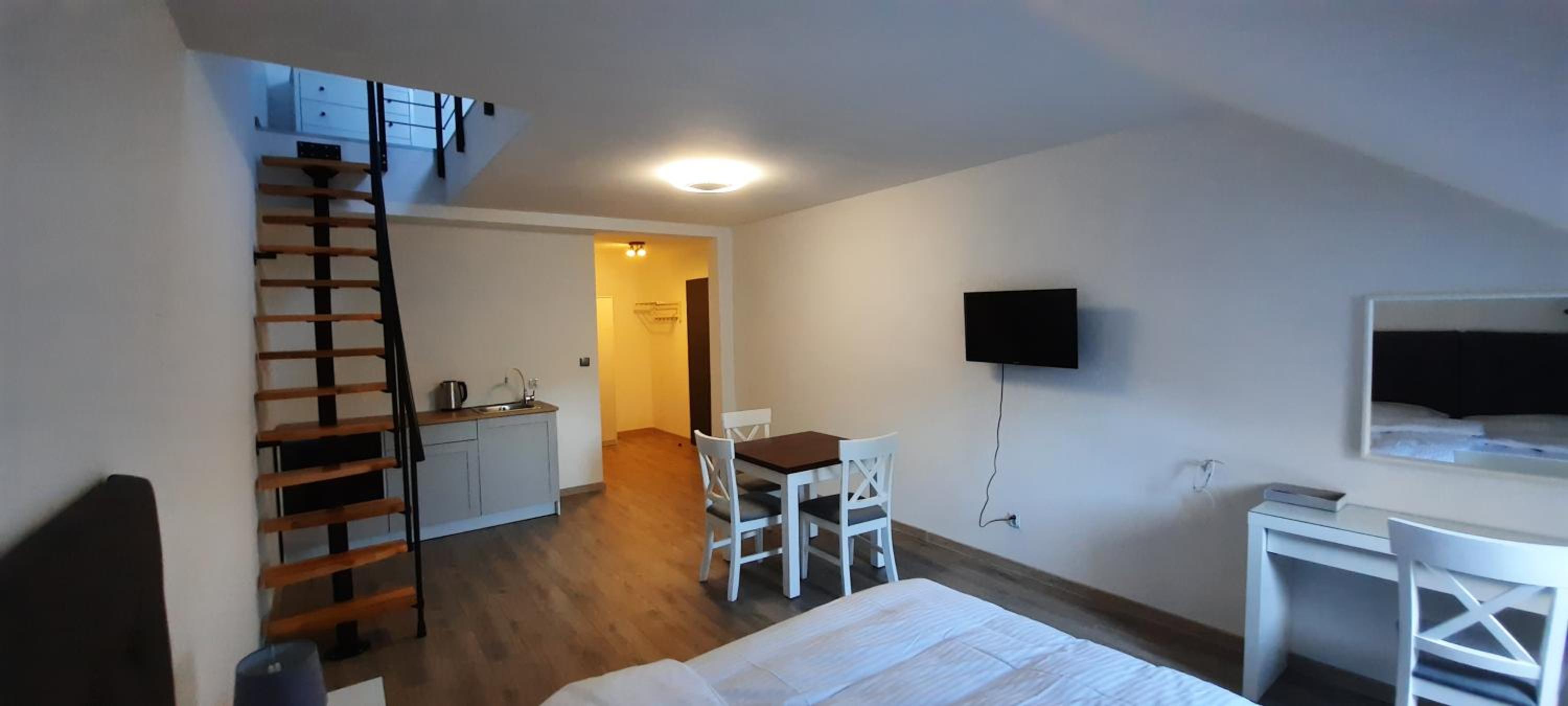 Quadruple Room with Bathroom - Photo 8