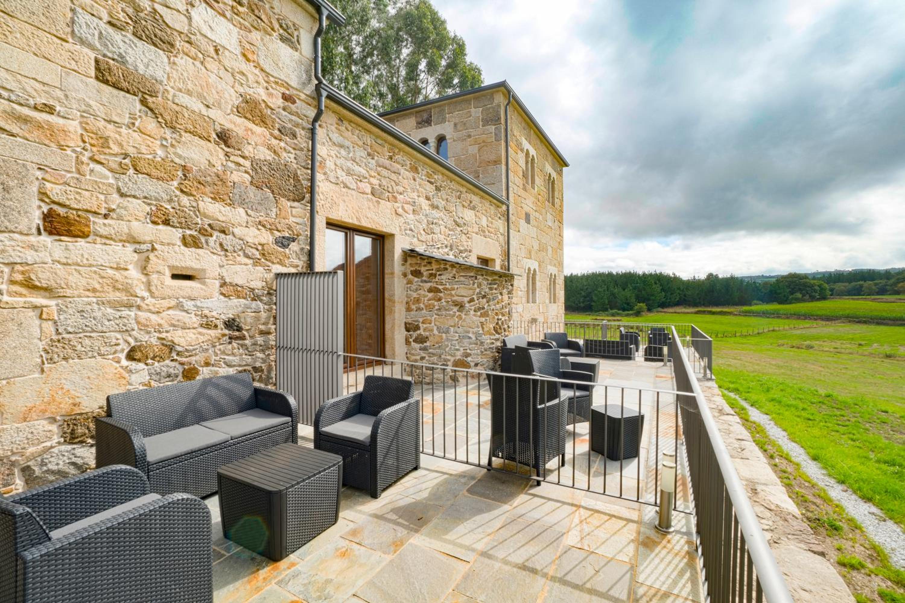 Deluxe Family Room with Terrace - Photo 7