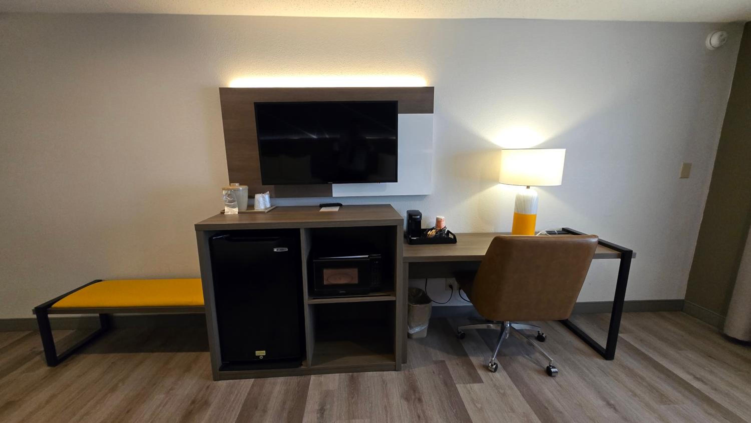 Queen Suite with Two Queen Beds and Sofa - Non Smoking