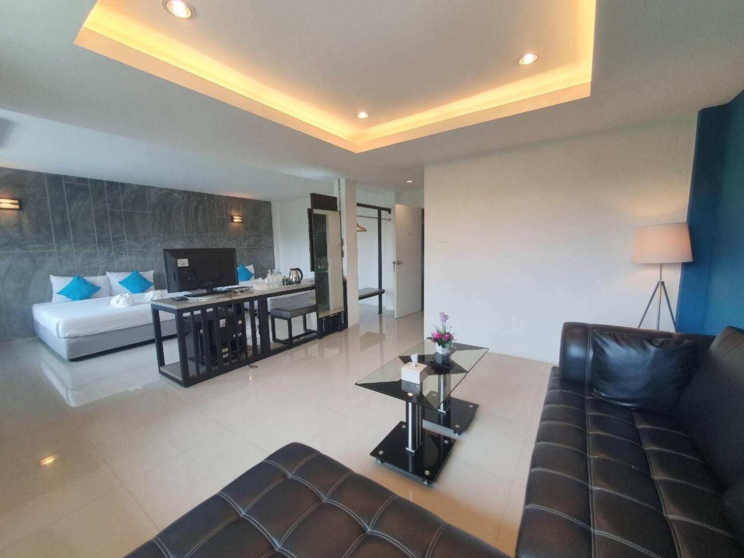 Suite - Photo 1