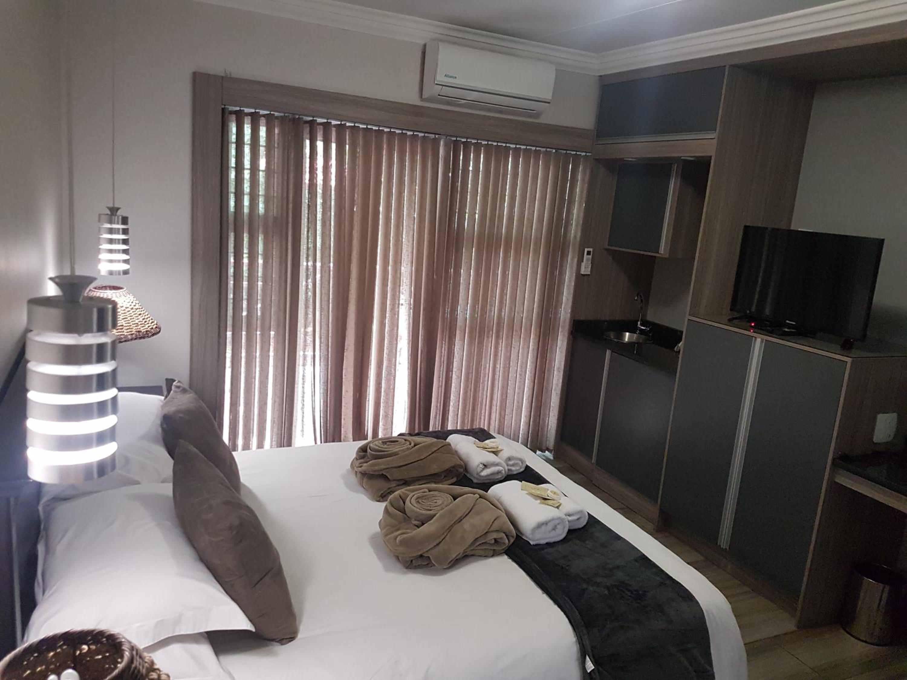 Deluxe Double or Twin Room - Photo 10