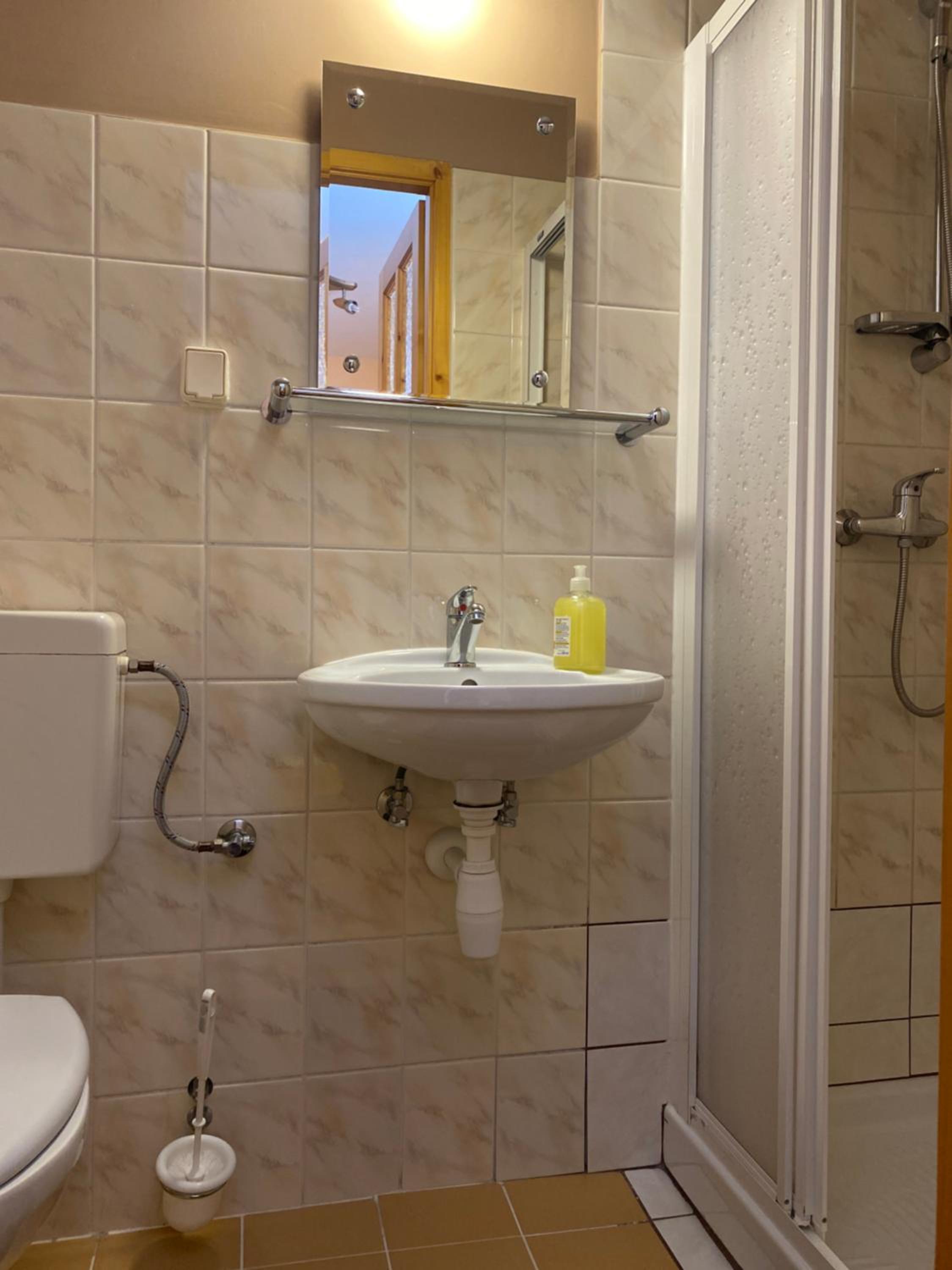 Budget Double Room - Photo 2