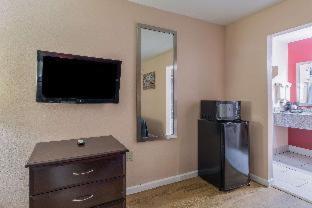 Efficiency Queen Suite with Two Queen Beds - Non Smoking photo 1