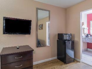 Efficiency Queen Suite with Two Queen Beds - Non Smoking photo 2