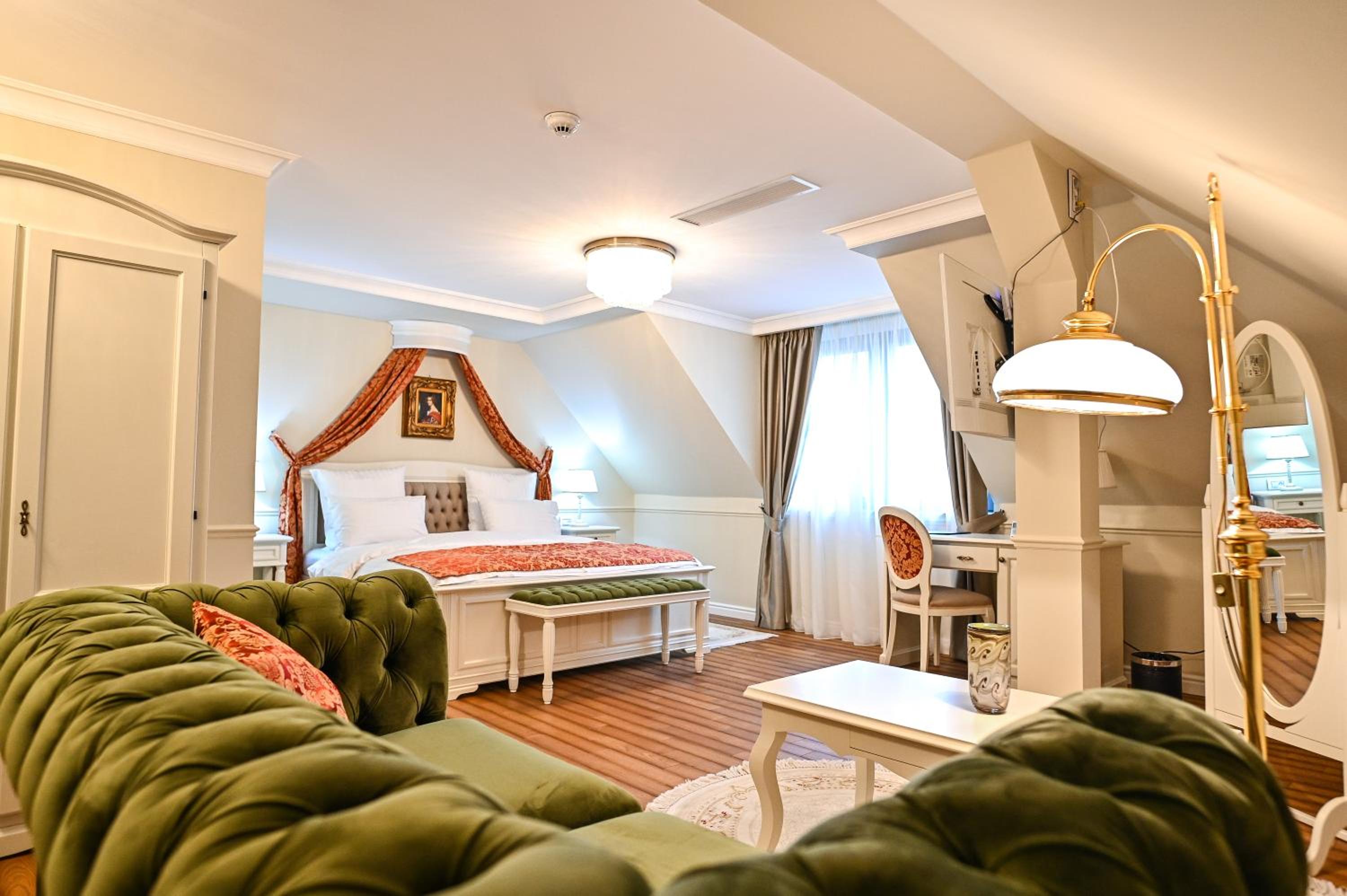 Deluxe Room (2 Adults + 1 Child) - Photo 1