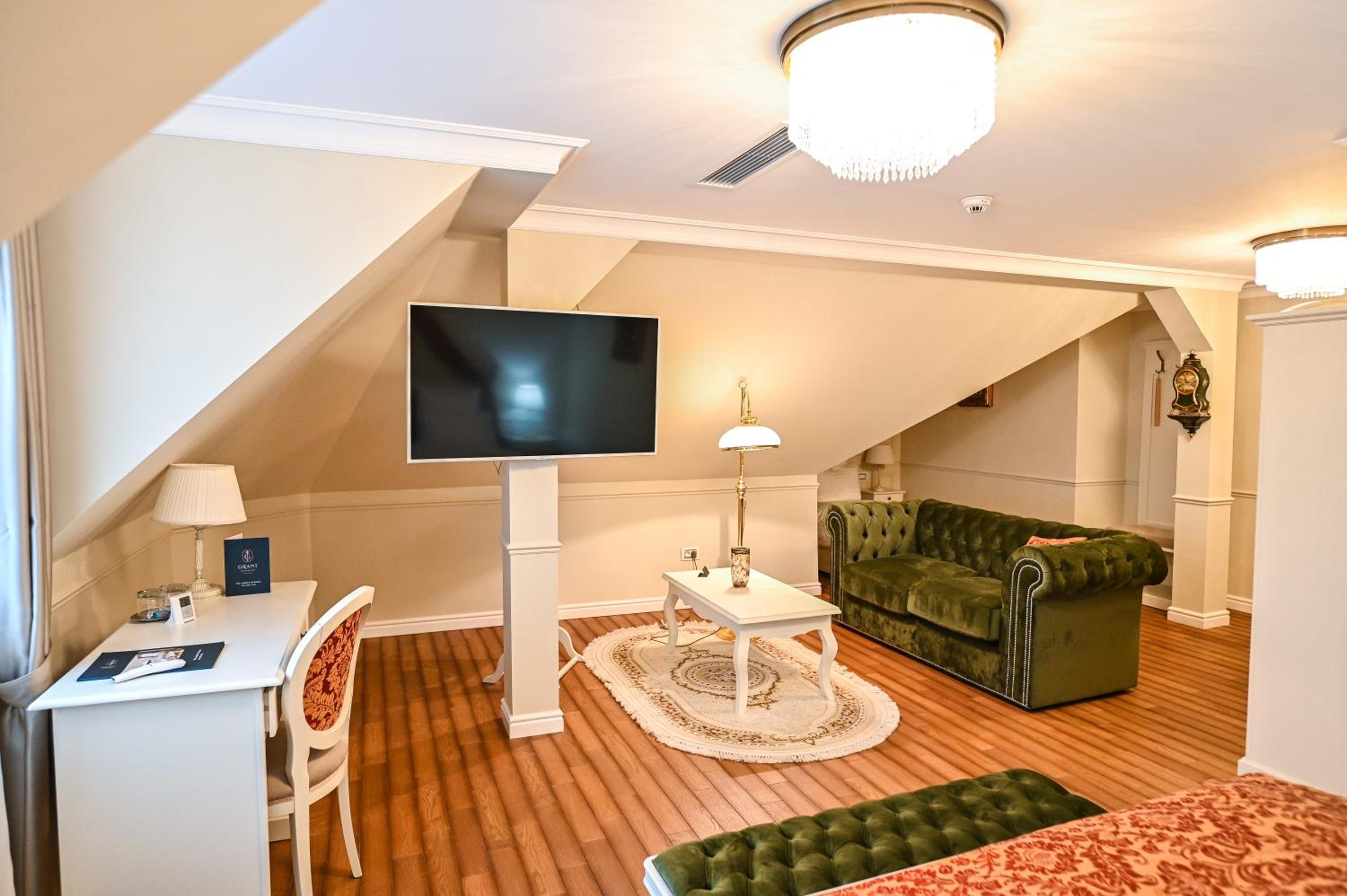 Deluxe Room (2 Adults + 1 Child) - Photo 3